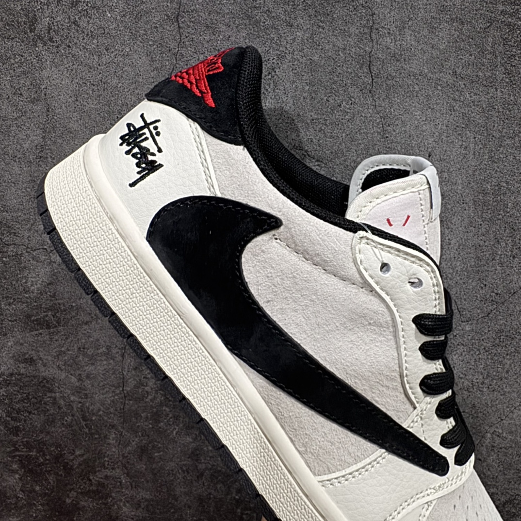 图片[7]-【定制版】Fragment x Travis Scott x 斯图西nAir Jordan 1 Low 三方联名倒钩性价比原盒出货 全新的三方联名低帮倒钩鞋面延续了黑脚趾设计，整双鞋以全荔枝皮打造，腰身搭配白色「倒勾」，再点缀上Travis Scott 标志性的Logo，后跟处以藤原浩最拿手的蓝色为主色调，完善极具Fragment Design的白蓝黑设计风格，左右脚分别以Travis Scott鬼脸和乔丹飞翼加以修饰，彰显出三方联名的奢华格调。 官方货号：XZ6868 002 Size：36 36.5 37.5 38 38.5 39 40 40.5 41 42 42.5 43 44 44.5 45   编码：HXS320340-莆田鞋批发中心