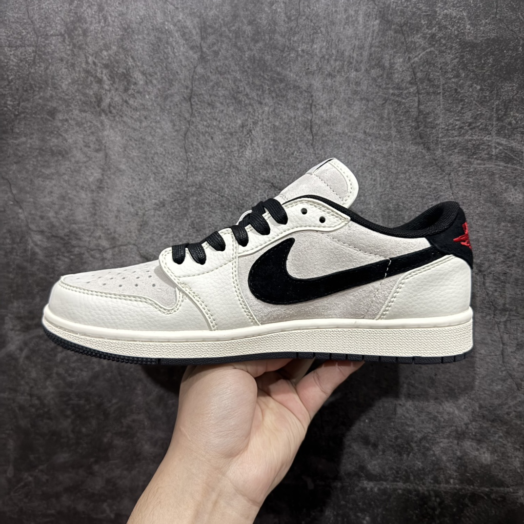 图片[2]-【定制版】Fragment x Travis Scott x 斯图西nAir Jordan 1 Low 三方联名倒钩性价比原盒出货 全新的三方联名低帮倒钩鞋面延续了黑脚趾设计，整双鞋以全荔枝皮打造，腰身搭配白色「倒勾」，再点缀上Travis Scott 标志性的Logo，后跟处以藤原浩最拿手的蓝色为主色调，完善极具Fragment Design的白蓝黑设计风格，左右脚分别以Travis Scott鬼脸和乔丹飞翼加以修饰，彰显出三方联名的奢华格调。 官方货号：XZ6868 002 Size：36 36.5 37.5 38 38.5 39 40 40.5 41 42 42.5 43 44 44.5 45   编码：HXS320340-莆田鞋批发中心