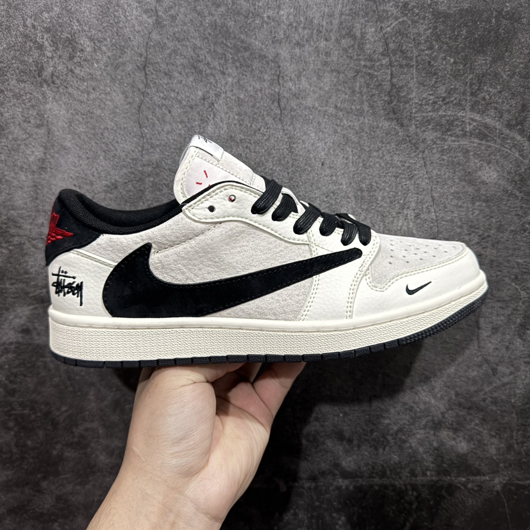 【定制版】Fragment x Travis Scott x 斯图西nAir Jordan 1 Low 三方联名倒钩性价比原盒出货 全新的三方联名低帮倒钩鞋面延续了黑脚趾设计，整双鞋以全荔枝皮打造，腰身搭配白色「倒勾」，再点缀上Travis Scott 标志性的Logo，后跟处以藤原浩最拿手的蓝色为主色调，完善极具Fragment Design的白蓝黑设计风格，左右脚分别以Travis Scott鬼脸和乔丹飞翼加以修饰，彰显出三方联名的奢华格调。 官方货号：XZ6868 002 Size：36 36.5 37.5 38 38.5 39 40 40.5 41 42 42.5 43 44 44.5 45   编码：HXS320340-莆田鞋批发中心