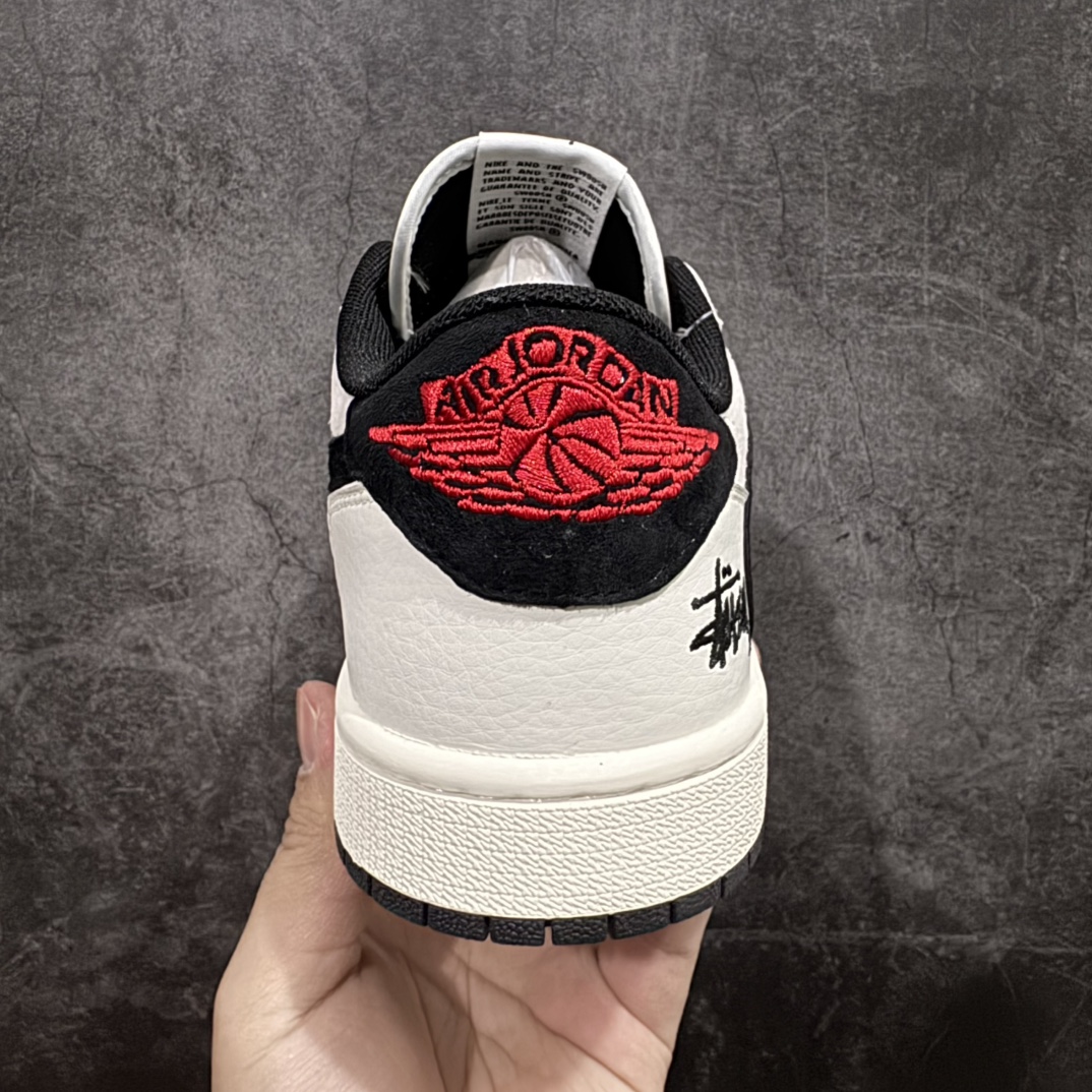 图片[4]-【定制版】Fragment x Travis Scott x 斯图西nAir Jordan 1 Low 三方联名倒钩性价比原盒出货 全新的三方联名低帮倒钩鞋面延续了黑脚趾设计，整双鞋以全荔枝皮打造，腰身搭配白色「倒勾」，再点缀上Travis Scott 标志性的Logo，后跟处以藤原浩最拿手的蓝色为主色调，完善极具Fragment Design的白蓝黑设计风格，左右脚分别以Travis Scott鬼脸和乔丹飞翼加以修饰，彰显出三方联名的奢华格调。 官方货号：XZ6868 002 Size：36 36.5 37.5 38 38.5 39 40 40.5 41 42 42.5 43 44 44.5 45   编码：HXS320340-莆田鞋批发中心