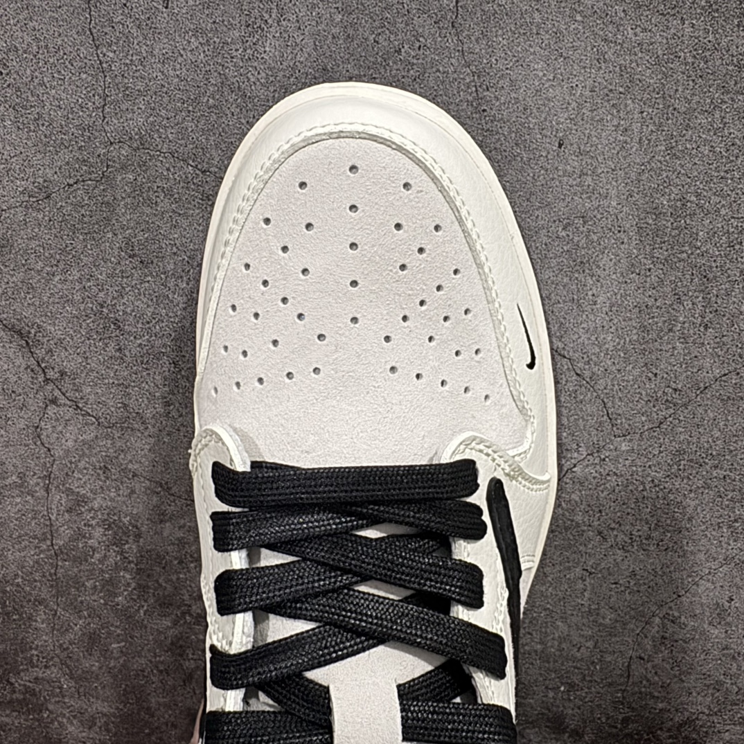 图片[5]-【定制版】Fragment x Travis Scott x 斯图西nAir Jordan 1 Low 三方联名倒钩性价比原盒出货 全新的三方联名低帮倒钩鞋面延续了黑脚趾设计，整双鞋以全荔枝皮打造，腰身搭配白色「倒勾」，再点缀上Travis Scott 标志性的Logo，后跟处以藤原浩最拿手的蓝色为主色调，完善极具Fragment Design的白蓝黑设计风格，左右脚分别以Travis Scott鬼脸和乔丹飞翼加以修饰，彰显出三方联名的奢华格调。 官方货号：XZ6868 002 Size：36 36.5 37.5 38 38.5 39 40 40.5 41 42 42.5 43 44 44.5 45   编码：HXS320340-莆田鞋批发中心