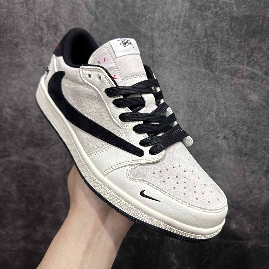 图片[3]-【定制版】Fragment x Travis Scott x 斯图西nAir Jordan 1 Low 三方联名倒钩性价比原盒出货 全新的三方联名低帮倒钩鞋面延续了黑脚趾设计，整双鞋以全荔枝皮打造，腰身搭配白色「倒勾」，再点缀上Travis Scott 标志性的Logo，后跟处以藤原浩最拿手的蓝色为主色调，完善极具Fragment Design的白蓝黑设计风格，左右脚分别以Travis Scott鬼脸和乔丹飞翼加以修饰，彰显出三方联名的奢华格调。 官方货号：XZ6868 002 Size：36 36.5 37.5 38 38.5 39 40 40.5 41 42 42.5 43 44 44.5 45   编码：HXS320340-莆田鞋批发中心