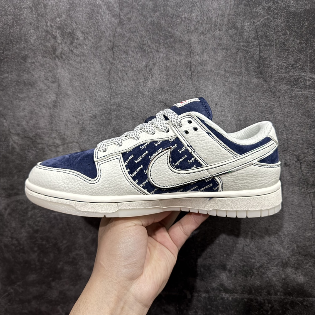 图片[2]-【定制版】Nk SB Dunk Low Supreme联名-白蓝英文水晶底 周年高端定制 低帮休闲板鞋 XS1086-002rn#定制鞋盒 大厂纯原品质出货 超高清洁度 皮料切割干净无任何毛边 细节完美 r 尺码：36 36.5 37.5 38 38.5 39 40 40.5 41 42 42.5 43 44 44.5 45  编码：HXS320340-莆田鞋批发中心