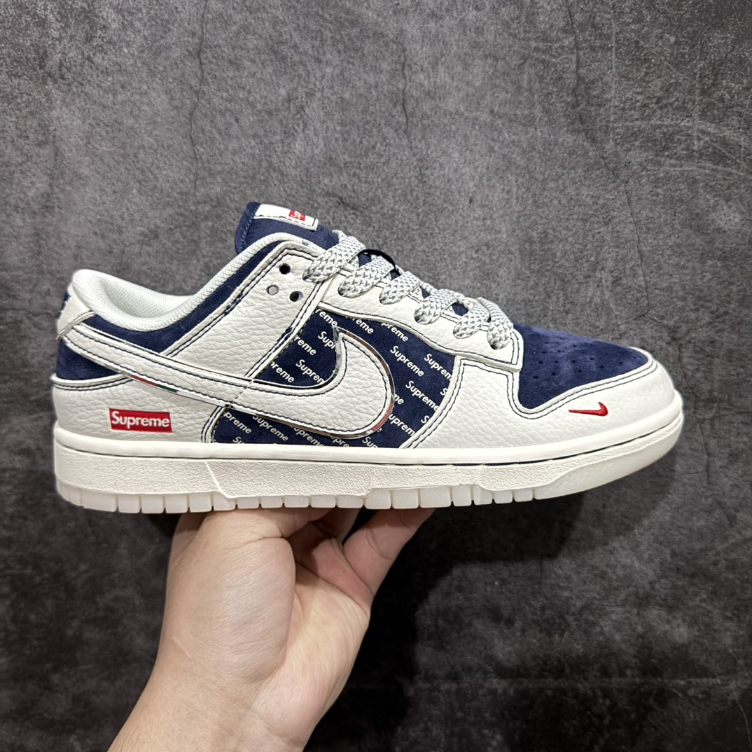 【定制版】Nk SB Dunk Low Supreme联名-白蓝英文水晶底 周年高端定制 低帮休闲板鞋 XS1086-002rn#定制鞋盒 大厂纯原品质出货 超高清洁度 皮料切割干净无任何毛边 细节完美 r 尺码：36 36.5 37.5 38 38.5 39 40 40.5 41 42 42.5 43 44 44.5 45  编码：HXS320340-莆田鞋批发中心