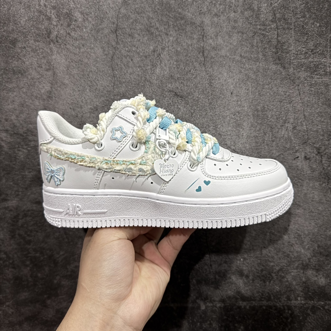 【公司级】Nk Air Force 1\’07 Low 小香风 物语蓝 空军一号低帮休闲板鞋 CH9999-223rn#配色设计灵感以情人节为主题，配色上以蓝白色为主，鞋勾处有小香风布贴点缀，加上鞋后跟蓝色蝴蝶结布贴细节满满。r 尺码：35.5 36 36.5 37.5 38 38.5 39 40 40.5 41 42 42.5 43 44 44.5 45  编码：HXS310320-莆田鞋批发中心