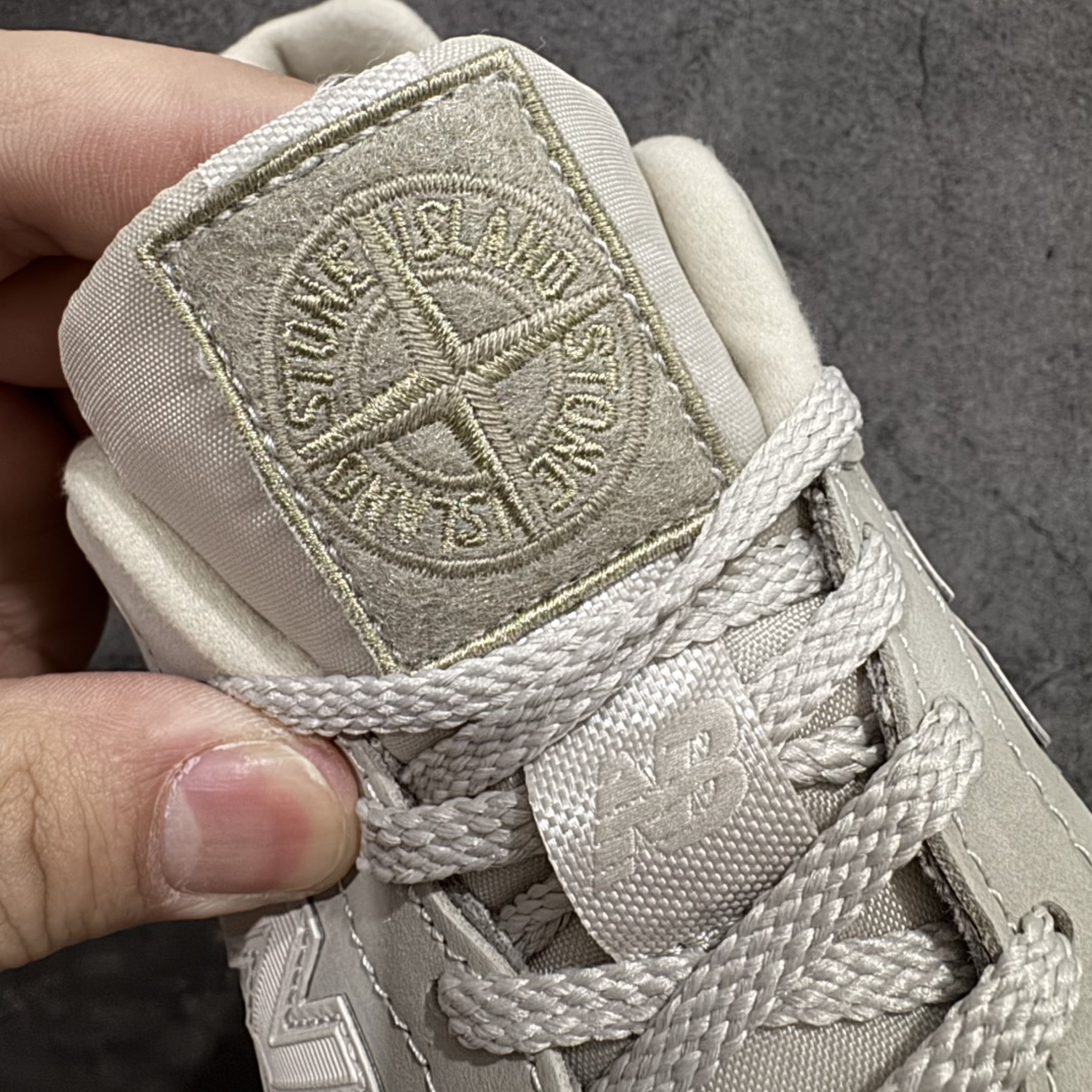 图片[6]-【总裁版本】STONE ISLAND x New Balance NB991V2 第一代总统复古慢跑鞋 石头岛联名 米灰色 U991SE2n正确3M反光细节 原楦原纸版开发 正确6层组合底模精密开发 后跟透明TPU水晶装饰条稳固 沿用了引以为傲的跑鞋手工技艺 采用猪皮绒面并包裹局部透气网面的鞋身设计 菱网鞋舌上刻有New Balance USA 鞋面依旧身着经典的大热之灰 彰显了其高端的品质身份  尺码：36 37 37.5 38 38.5 39 40 40.5 41.5 42 42.5 43 44 45 46.5 编码：NM350370-莆田鞋批发中心