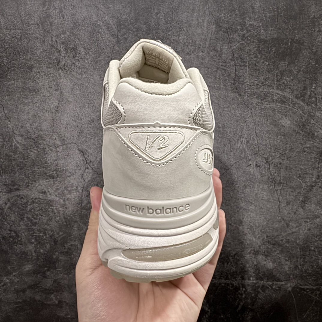 图片[4]-【总裁版本】STONE ISLAND x New Balance NB991V2 第一代总统复古慢跑鞋 石头岛联名 米灰色 U991SE2n正确3M反光细节 原楦原纸版开发 正确6层组合底模精密开发 后跟透明TPU水晶装饰条稳固 沿用了引以为傲的跑鞋手工技艺 采用猪皮绒面并包裹局部透气网面的鞋身设计 菱网鞋舌上刻有New Balance USA 鞋面依旧身着经典的大热之灰 彰显了其高端的品质身份  尺码：36 37 37.5 38 38.5 39 40 40.5 41.5 42 42.5 43 44 45 46.5 编码：NM350370-莆田鞋批发中心