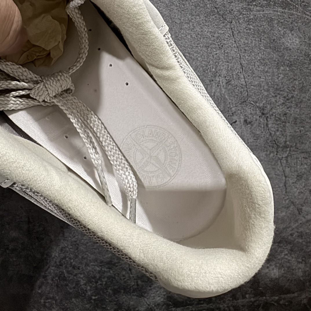 图片[8]-【总裁版本】STONE ISLAND x New Balance NB991V2 第一代总统复古慢跑鞋 石头岛联名 米灰色 U991SE2n正确3M反光细节 原楦原纸版开发 正确6层组合底模精密开发 后跟透明TPU水晶装饰条稳固 沿用了引以为傲的跑鞋手工技艺 采用猪皮绒面并包裹局部透气网面的鞋身设计 菱网鞋舌上刻有New Balance USA 鞋面依旧身着经典的大热之灰 彰显了其高端的品质身份  尺码：36 37 37.5 38 38.5 39 40 40.5 41.5 42 42.5 43 44 45 46.5 编码：NM350370-莆田鞋批发中心