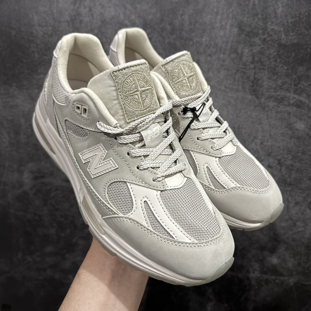 【总裁版本】STONE ISLAND x New Balance NB991V2 第一代总统复古慢跑鞋 石头岛联名 米灰色 U991SE2n正确3M反光细节 原楦原纸版开发 正确6层组合底模精密开发 后跟透明TPU水晶装饰条稳固 沿用了引以为傲的跑鞋手工技艺 采用猪皮绒面并包裹局部透气网面的鞋身设计 菱网鞋舌上刻有New Balance USA 鞋面依旧身着经典的大热之灰 彰显了其高端的品质身份  尺码：36 37 37.5 38 38.5 39 40 40.5 41.5 42 42.5 43 44 45 46.5 编码：NM350370-莆田鞋批发中心