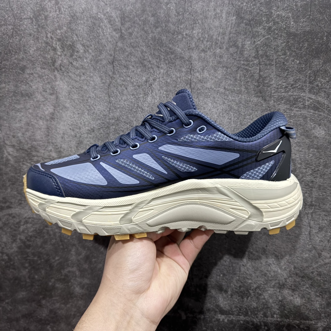 图片[2]-【公司级】HOKA ONE ONE Mafate Speed 2 Low 玛法特2代系列低帮轻量户外越野休闲运动慢跑鞋nHOKA ONE ONE 最近推出了一个胶囊系列 Origin Story 这个系列里的 Mafate Speed 2 可以说让我日思夜想有一阵子了 最近终于拔草 让我来分享一下这双也是上脚赞到爆的越野跑鞋吧 以阿尔卑斯山脉作为主题将亮黄色与蓝色调覆盖在这经典轮廓之上 配色的呈现效果相当亮眼 以至于很多人买这个配色是用来日常搭配的 鞋面采用超轻的无缝架构 轻薄的TPU贴在透气的鞋面材料上 减轻重量同时也保证了支撑性 鞋底则采用滚动平衡技术 引导跑者回归自然步态 祖传的神奇EVA材质中底依旧是一如既往地表现优秀 能提供充足的缓震 作为HOKA家的越野跑鞋 VIBRAM 橡胶大底也是必不可少的 即便在复杂湿滑的地形 依旧能有良好的抓地力及稳定性 鞋带采用了弹性不易松脱的扁宽弹性鞋带 前掌与中掌部分也进行了加宽 也更加适合亚洲人的脚型 是一款十分全面且足够强悍的户外硬核越野鞋 而这双极其亮眼的越野跑鞋恰好又是在江山一百中参赛的UTMB冠军 Ludovic POMMERET 夺冠时穿着的战靴 这就让它变得更加有吸引力了 用来日常搭配的话短裤是基本不挑 长裤我个人推荐阔腿裤 工装裤以及各种长筒牛仔裤都可以SIZE：36 36.5 37.5 38 38.5 39 40 40.5 41 42 42.5 43 44 44.5 45 编码：LDS250270-莆田鞋批发中心