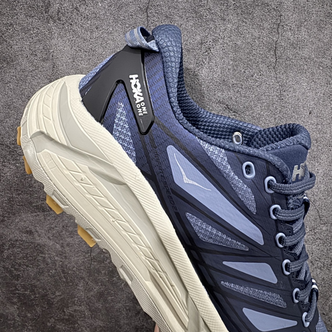 图片[7]-【公司级】HOKA ONE ONE Mafate Speed 2 Low 玛法特2代系列低帮轻量户外越野休闲运动慢跑鞋nHOKA ONE ONE 最近推出了一个胶囊系列 Origin Story 这个系列里的 Mafate Speed 2 可以说让我日思夜想有一阵子了 最近终于拔草 让我来分享一下这双也是上脚赞到爆的越野跑鞋吧 以阿尔卑斯山脉作为主题将亮黄色与蓝色调覆盖在这经典轮廓之上 配色的呈现效果相当亮眼 以至于很多人买这个配色是用来日常搭配的 鞋面采用超轻的无缝架构 轻薄的TPU贴在透气的鞋面材料上 减轻重量同时也保证了支撑性 鞋底则采用滚动平衡技术 引导跑者回归自然步态 祖传的神奇EVA材质中底依旧是一如既往地表现优秀 能提供充足的缓震 作为HOKA家的越野跑鞋 VIBRAM 橡胶大底也是必不可少的 即便在复杂湿滑的地形 依旧能有良好的抓地力及稳定性 鞋带采用了弹性不易松脱的扁宽弹性鞋带 前掌与中掌部分也进行了加宽 也更加适合亚洲人的脚型 是一款十分全面且足够强悍的户外硬核越野鞋 而这双极其亮眼的越野跑鞋恰好又是在江山一百中参赛的UTMB冠军 Ludovic POMMERET 夺冠时穿着的战靴 这就让它变得更加有吸引力了 用来日常搭配的话短裤是基本不挑 长裤我个人推荐阔腿裤 工装裤以及各种长筒牛仔裤都可以SIZE：36 36.5 37.5 38 38.5 39 40 40.5 41 42 42.5 43 44 44.5 45 编码：LDS250270-莆田鞋批发中心