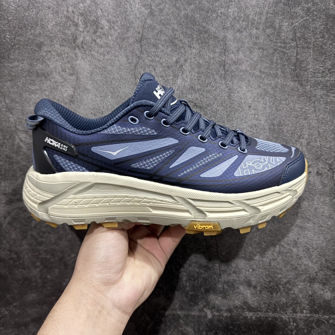 【公司级】HOKA ONE ONE Mafate Speed 2 Low 玛法特2代系列低帮轻量户外越野休闲运动慢跑鞋nHOKA ONE ONE 最近推出了一个胶囊系列 Origin Story 这个系列里的 Mafate Speed 2 可以说让我日思夜想有一阵子了 最近终于拔草 让我来分享一下这双也是上脚赞到爆的越野跑鞋吧 以阿尔卑斯山脉作为主题将亮黄色与蓝色调覆盖在这经典轮廓之上 配色的呈现效果相当亮眼 以至于很多人买这个配色是用来日常搭配的 鞋面采用超轻的无缝架构 轻薄的TPU贴在透气的鞋面材料上 减轻重量同时也保证了支撑性 鞋底则采用滚动平衡技术 引导跑者回归自然步态 祖传的神奇EVA材质中底依旧是一如既往地表现优秀 能提供充足的缓震 作为HOKA家的越野跑鞋 VIBRAM 橡胶大底也是必不可少的 即便在复杂湿滑的地形 依旧能有良好的抓地力及稳定性 鞋带采用了弹性不易松脱的扁宽弹性鞋带 前掌与中掌部分也进行了加宽 也更加适合亚洲人的脚型 是一款十分全面且足够强悍的户外硬核越野鞋 而这双极其亮眼的越野跑鞋恰好又是在江山一百中参赛的UTMB冠军 Ludovic POMMERET 夺冠时穿着的战靴 这就让它变得更加有吸引力了 用来日常搭配的话短裤是基本不挑 长裤我个人推荐阔腿裤 工装裤以及各种长筒牛仔裤都可以SIZE：36 36.5 37.5 38 38.5 39 40 40.5 41 42 42.5 43 44 44.5 45 编码：LDS250270-莆田鞋批发中心