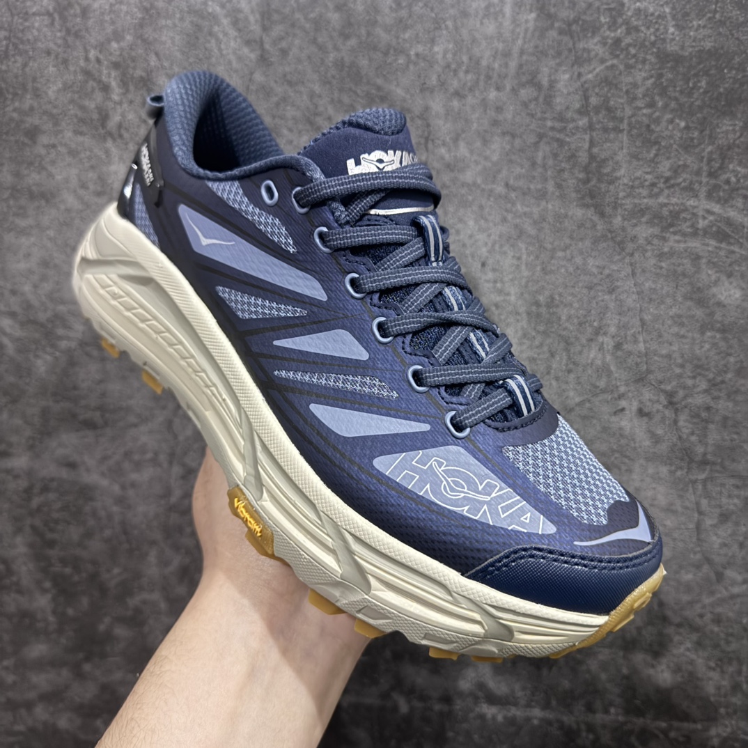 图片[3]-【公司级】HOKA ONE ONE Mafate Speed 2 Low 玛法特2代系列低帮轻量户外越野休闲运动慢跑鞋nHOKA ONE ONE 最近推出了一个胶囊系列 Origin Story 这个系列里的 Mafate Speed 2 可以说让我日思夜想有一阵子了 最近终于拔草 让我来分享一下这双也是上脚赞到爆的越野跑鞋吧 以阿尔卑斯山脉作为主题将亮黄色与蓝色调覆盖在这经典轮廓之上 配色的呈现效果相当亮眼 以至于很多人买这个配色是用来日常搭配的 鞋面采用超轻的无缝架构 轻薄的TPU贴在透气的鞋面材料上 减轻重量同时也保证了支撑性 鞋底则采用滚动平衡技术 引导跑者回归自然步态 祖传的神奇EVA材质中底依旧是一如既往地表现优秀 能提供充足的缓震 作为HOKA家的越野跑鞋 VIBRAM 橡胶大底也是必不可少的 即便在复杂湿滑的地形 依旧能有良好的抓地力及稳定性 鞋带采用了弹性不易松脱的扁宽弹性鞋带 前掌与中掌部分也进行了加宽 也更加适合亚洲人的脚型 是一款十分全面且足够强悍的户外硬核越野鞋 而这双极其亮眼的越野跑鞋恰好又是在江山一百中参赛的UTMB冠军 Ludovic POMMERET 夺冠时穿着的战靴 这就让它变得更加有吸引力了 用来日常搭配的话短裤是基本不挑 长裤我个人推荐阔腿裤 工装裤以及各种长筒牛仔裤都可以SIZE：36 36.5 37.5 38 38.5 39 40 40.5 41 42 42.5 43 44 44.5 45 编码：LDS250270-莆田鞋批发中心