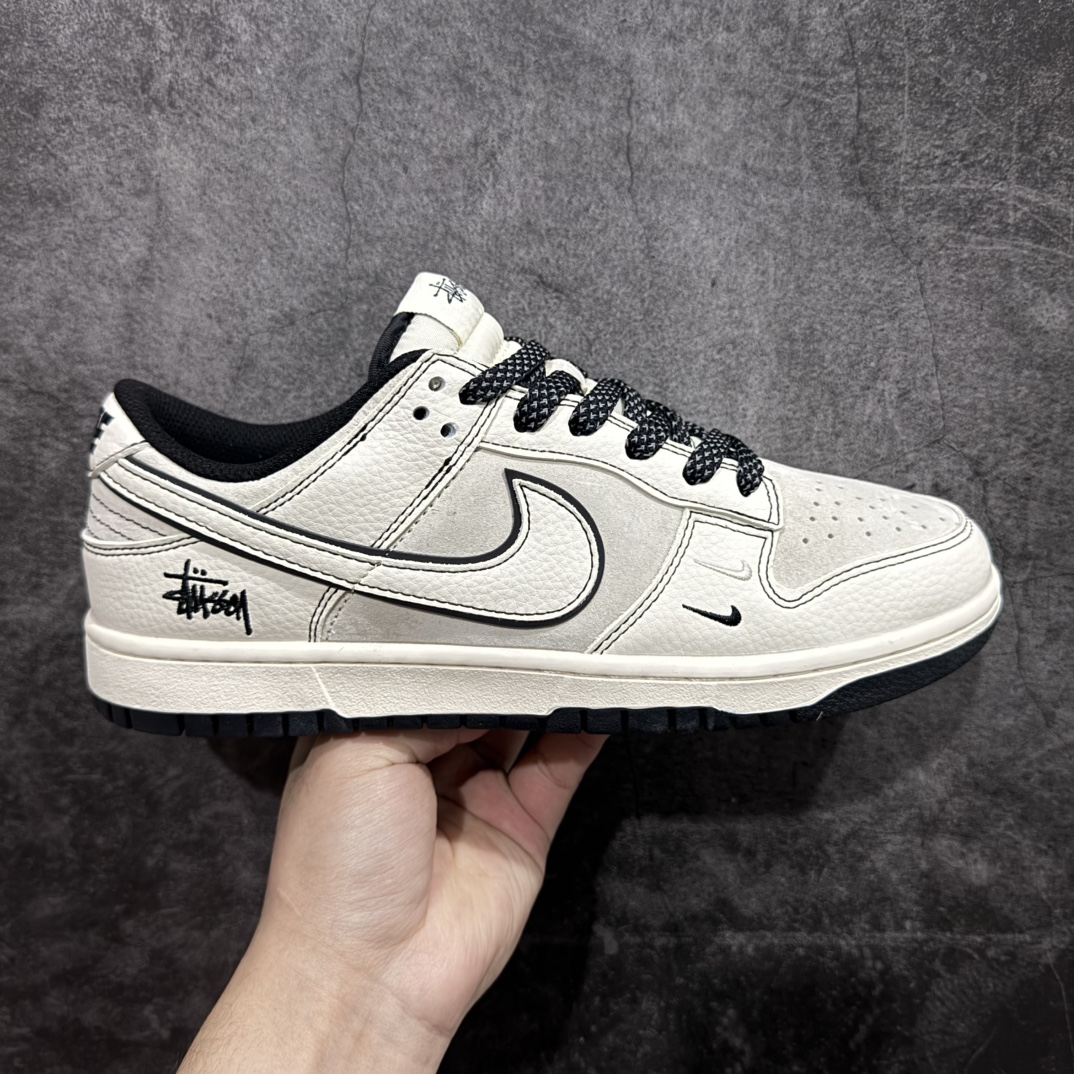 【定制版】Stussy x Nike Dunk Low 米黑线条n此款主张打破传统的工业化流水线设计限制，以Made by ideas的超级创意为理念，集结众多潮流设计师，结合时下最ing潮流风尚，为潮流爱好者打造彰品自我的专属潮品。同时尊重每个年轻人对于潮流的理解与选择，主张“让每个年轻人塑造自己的潮流”。 货号：BB7518-008 Size：36 36.5 37.5 38 38.5 39 40 40.5 41 42 42.5 43 44 44.5 45 编码：HXS320340-莆田鞋批发中心