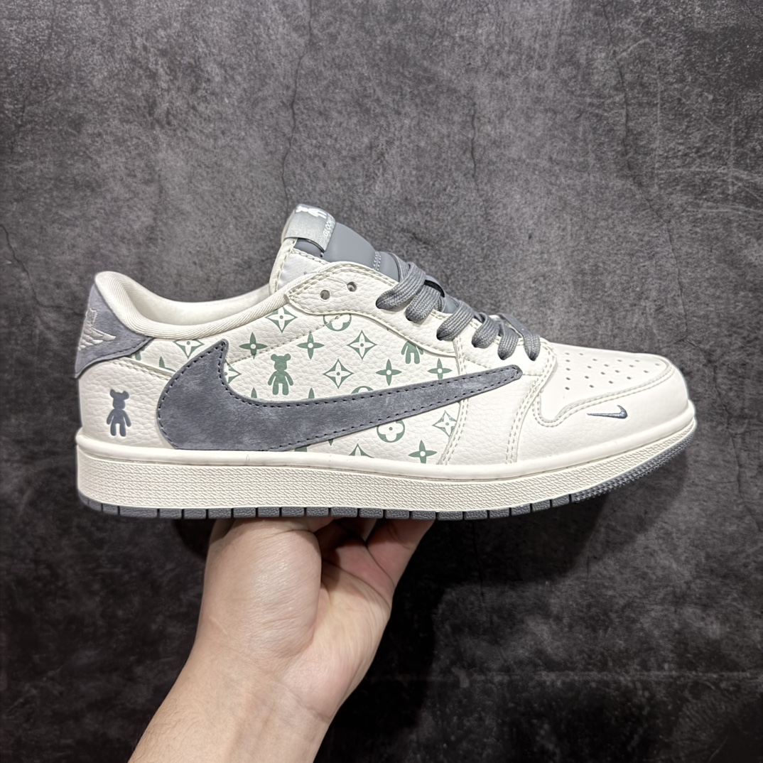 【定制版】Fragment x Travis Scott x 暴力熊nAir Jordan 1 Low 三方联名倒钩性价比原盒出货 全新的三方联名低帮倒钩鞋面延续了黑脚趾设计，整双鞋以全荔枝皮打造，腰身搭配白色「倒勾」，再点缀上Travis Scott 标志性的Logo，后跟处以藤原浩最拿手的蓝色为主色调，完善极具Fragment Design的白蓝黑设计风格，左右脚分别以Travis Scott鬼脸和乔丹飞翼加以修饰，彰显出三方联名的奢华格调。 官方货号：SJ2068 111 Size：36 36.5 37.5 38 38.5 39 40 40.5 41 42 42.5 43 44 44.5 45 编码：HXS320340-莆田鞋批发中心