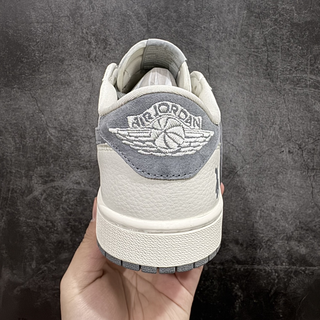 图片[4]-【定制版】Fragment x Travis Scott x 暴力熊nAir Jordan 1 Low 三方联名倒钩性价比原盒出货 全新的三方联名低帮倒钩鞋面延续了黑脚趾设计，整双鞋以全荔枝皮打造，腰身搭配白色「倒勾」，再点缀上Travis Scott 标志性的Logo，后跟处以藤原浩最拿手的蓝色为主色调，完善极具Fragment Design的白蓝黑设计风格，左右脚分别以Travis Scott鬼脸和乔丹飞翼加以修饰，彰显出三方联名的奢华格调。 官方货号：SJ2068 111 Size：36 36.5 37.5 38 38.5 39 40 40.5 41 42 42.5 43 44 44.5 45 编码：HXS320340-莆田鞋批发中心