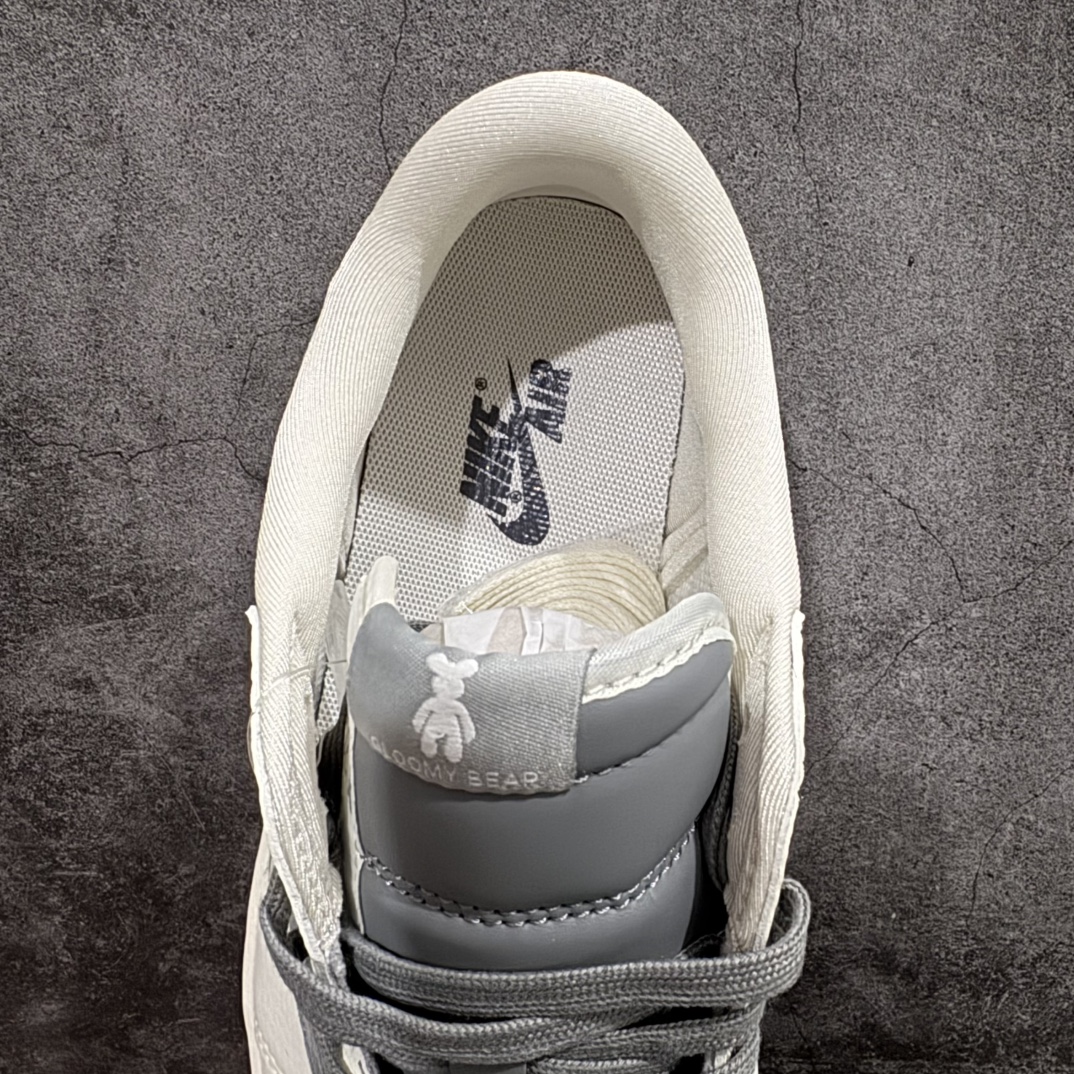 图片[8]-【定制版】Fragment x Travis Scott x 暴力熊nAir Jordan 1 Low 三方联名倒钩性价比原盒出货 全新的三方联名低帮倒钩鞋面延续了黑脚趾设计，整双鞋以全荔枝皮打造，腰身搭配白色「倒勾」，再点缀上Travis Scott 标志性的Logo，后跟处以藤原浩最拿手的蓝色为主色调，完善极具Fragment Design的白蓝黑设计风格，左右脚分别以Travis Scott鬼脸和乔丹飞翼加以修饰，彰显出三方联名的奢华格调。 官方货号：SJ2068 111 Size：36 36.5 37.5 38 38.5 39 40 40.5 41 42 42.5 43 44 44.5 45 编码：HXS320340-莆田鞋批发中心