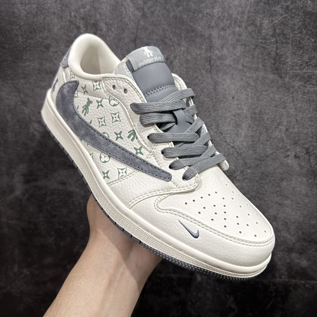 图片[3]-【定制版】Fragment x Travis Scott x 暴力熊nAir Jordan 1 Low 三方联名倒钩性价比原盒出货 全新的三方联名低帮倒钩鞋面延续了黑脚趾设计，整双鞋以全荔枝皮打造，腰身搭配白色「倒勾」，再点缀上Travis Scott 标志性的Logo，后跟处以藤原浩最拿手的蓝色为主色调，完善极具Fragment Design的白蓝黑设计风格，左右脚分别以Travis Scott鬼脸和乔丹飞翼加以修饰，彰显出三方联名的奢华格调。 官方货号：SJ2068 111 Size：36 36.5 37.5 38 38.5 39 40 40.5 41 42 42.5 43 44 44.5 45 编码：HXS320340-莆田鞋批发中心