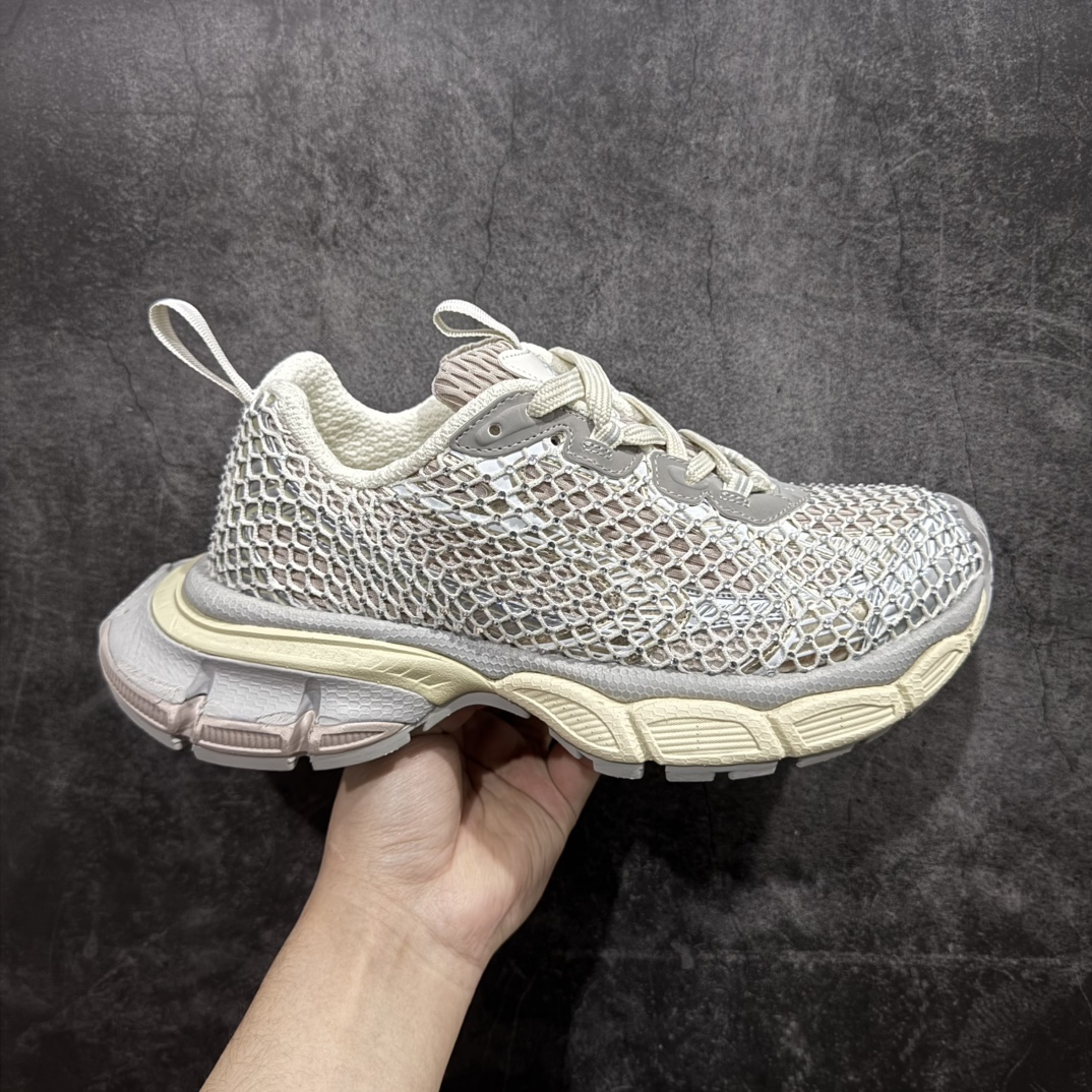 【OK纯原】BALENCIAGA 3XL Sneakers 巴黎世家十代网布系带低帮走秀复古老爹鞋全套原纸板楦头开发 最原汁原味的灵魂版型 全鞋荧光划线卡点 胶水把控整洁度追求极致完美 每一双都是工艺品 多重QC质检 超越公司货的品控标准 实实在在的免检产品 原盒原配 正确字体电绣 粗细、位置、大小正确 侧边TPU 透气孔匹配意产原版 正确分离大底 TPU软底 原版一致大底LOGO 立体感十足 原厂皮料水洗做旧 采购原厂网纱 不含皮革 网布材料和聚氨酯 磨损效果 鞋头边缘和后帮 Balenciaga 徽标 鞋面和后跟凸印尺码 鞋舌 3XL 橡胶品牌标识和反光细节 鞋帮拉袢和鞋舌拉祥 配反光细节 备用鞋带在鞋履前侧 可在穿着前取下 便于不同造型搭配 正常尺码  尺码：35 36 37 38 39 40 41 42 43 44 45 46 编码：DF480500-莆田鞋批发中心