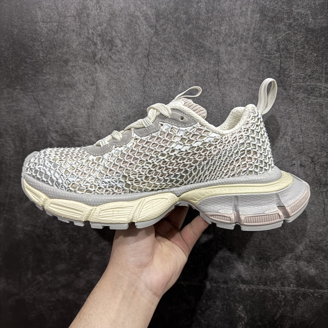 图片[2]-【OK纯原】BALENCIAGA 3XL Sneakers 巴黎世家十代网布系带低帮走秀复古老爹鞋全套原纸板楦头开发 最原汁原味的灵魂版型 全鞋荧光划线卡点 胶水把控整洁度追求极致完美 每一双都是工艺品 多重QC质检 超越公司货的品控标准 实实在在的免检产品 原盒原配 正确字体电绣 粗细、位置、大小正确 侧边TPU 透气孔匹配意产原版 正确分离大底 TPU软底 原版一致大底LOGO 立体感十足 原厂皮料水洗做旧 采购原厂网纱 不含皮革 网布材料和聚氨酯 磨损效果 鞋头边缘和后帮 Balenciaga 徽标 鞋面和后跟凸印尺码 鞋舌 3XL 橡胶品牌标识和反光细节 鞋帮拉袢和鞋舌拉祥 配反光细节 备用鞋带在鞋履前侧 可在穿着前取下 便于不同造型搭配 正常尺码  尺码：35 36 37 38 39 40 41 42 43 44 45 46 编码：DF480500-莆田鞋批发中心