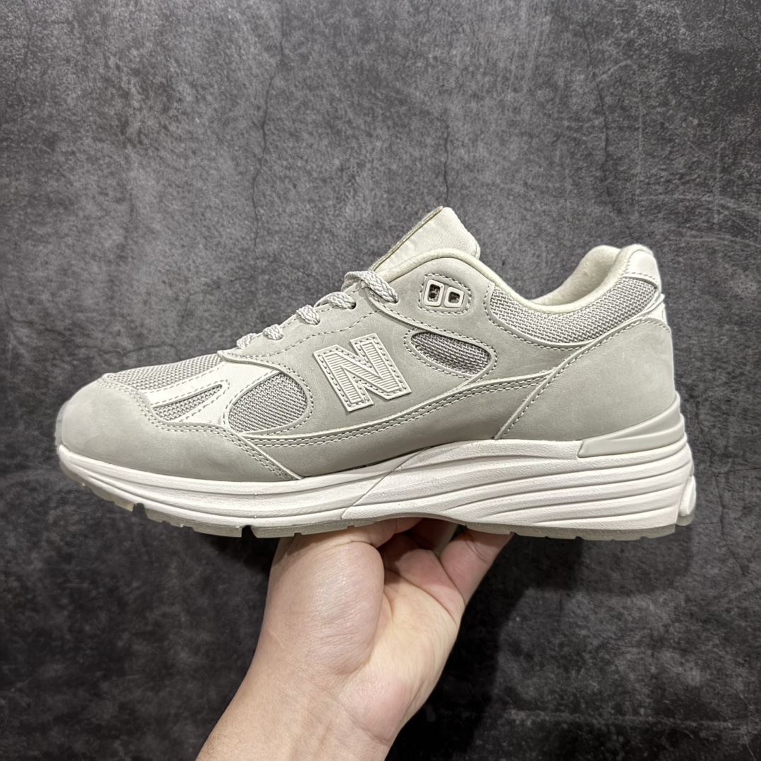 图片[2]-【总裁版本】STONE ISLAND x New Balance NB991V2 第一代总统复古慢跑鞋 石头岛联名 米灰色 U991SE2n正确3M反光细节 原楦原纸版开发 正确6层组合底模精密开发 后跟透明TPU水晶装饰条稳固 沿用了引以为傲的跑鞋手工技艺 采用猪皮绒面并包裹局部透气网面的鞋身设计 菱网鞋舌上刻有New Balance USA 鞋面依旧身着经典的大热之灰 彰显了其高端的品质身份  尺码：36 37 37.5 38 38.5 39 40 40.5 41.5 42 42.5 43 44 45 46.5 编码：NM350370-莆田鞋批发中心