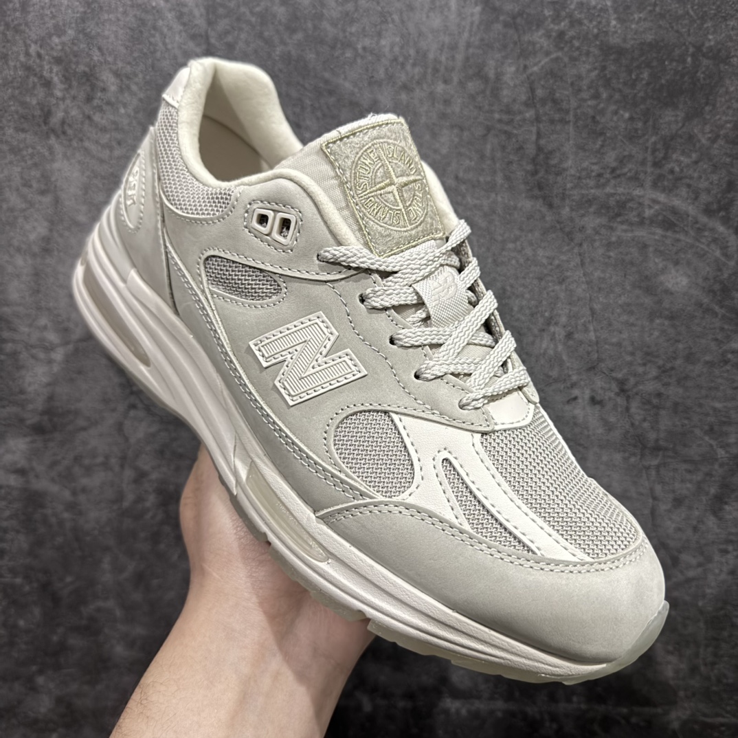 图片[3]-【总裁版本】STONE ISLAND x New Balance NB991V2 第一代总统复古慢跑鞋 石头岛联名 米灰色 U991SE2n正确3M反光细节 原楦原纸版开发 正确6层组合底模精密开发 后跟透明TPU水晶装饰条稳固 沿用了引以为傲的跑鞋手工技艺 采用猪皮绒面并包裹局部透气网面的鞋身设计 菱网鞋舌上刻有New Balance USA 鞋面依旧身着经典的大热之灰 彰显了其高端的品质身份  尺码：36 37 37.5 38 38.5 39 40 40.5 41.5 42 42.5 43 44 45 46.5 编码：NM350370-莆田鞋批发中心