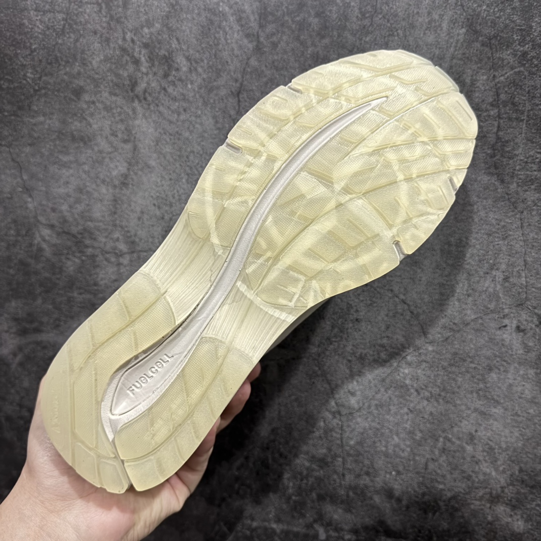 图片[9]-【总裁版本】STONE ISLAND x New Balance NB991V2 第一代总统复古慢跑鞋 石头岛联名 米灰色 U991SE2n正确3M反光细节 原楦原纸版开发 正确6层组合底模精密开发 后跟透明TPU水晶装饰条稳固 沿用了引以为傲的跑鞋手工技艺 采用猪皮绒面并包裹局部透气网面的鞋身设计 菱网鞋舌上刻有New Balance USA 鞋面依旧身着经典的大热之灰 彰显了其高端的品质身份  尺码：36 37 37.5 38 38.5 39 40 40.5 41.5 42 42.5 43 44 45 46.5 编码：NM350370-莆田鞋批发中心