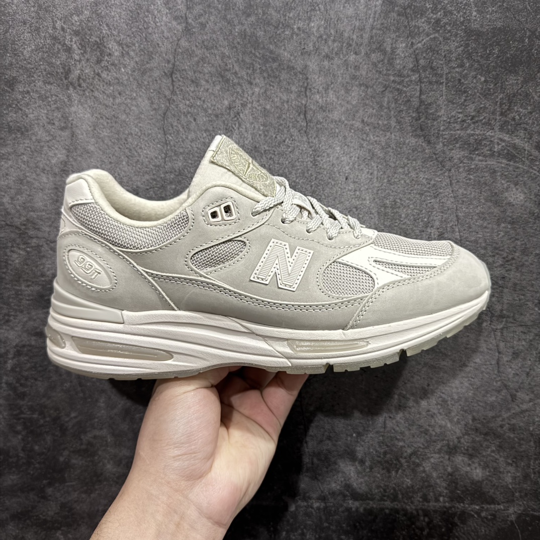 【总裁版本】STONE ISLAND x New Balance NB991V2 第一代总统复古慢跑鞋 石头岛联名 米灰色 U991SE2n正确3M反光细节 原楦原纸版开发 正确6层组合底模精密开发 后跟透明TPU水晶装饰条稳固 沿用了引以为傲的跑鞋手工技艺 采用猪皮绒面并包裹局部透气网面的鞋身设计 菱网鞋舌上刻有New Balance USA 鞋面依旧身着经典的大热之灰 彰显了其高端的品质身份  尺码：36 37 37.5 38 38.5 39 40 40.5 41.5 42 42.5 43 44 45 46.5 编码：NM350370-莆田鞋批发中心