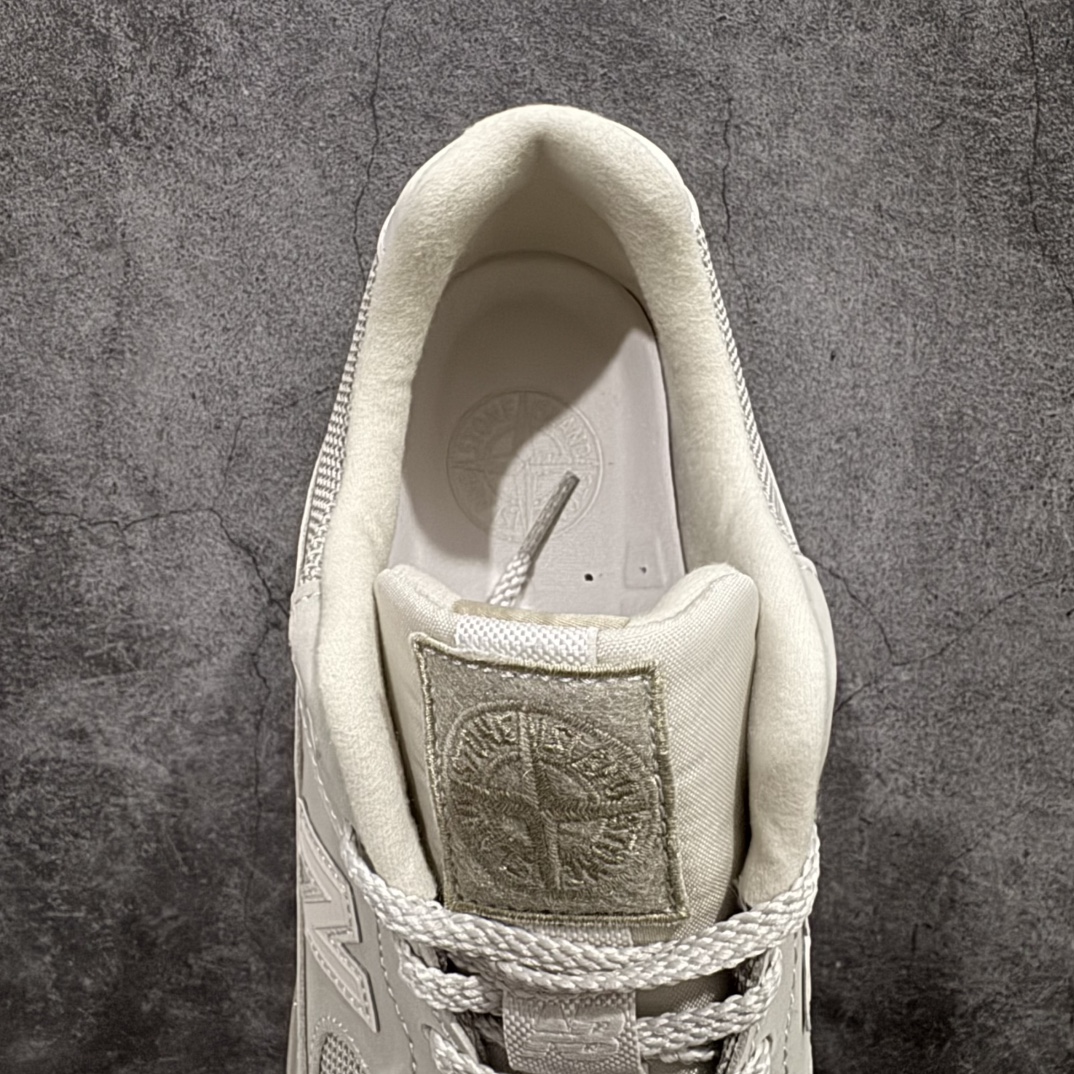 图片[8]-【总裁版本】STONE ISLAND x New Balance NB991V2 第一代总统复古慢跑鞋 石头岛联名 米灰色 U991SE2n正确3M反光细节 原楦原纸版开发 正确6层组合底模精密开发 后跟透明TPU水晶装饰条稳固 沿用了引以为傲的跑鞋手工技艺 采用猪皮绒面并包裹局部透气网面的鞋身设计 菱网鞋舌上刻有New Balance USA 鞋面依旧身着经典的大热之灰 彰显了其高端的品质身份  尺码：36 37 37.5 38 38.5 39 40 40.5 41.5 42 42.5 43 44 45 46.5 编码：NM350370-莆田鞋批发中心