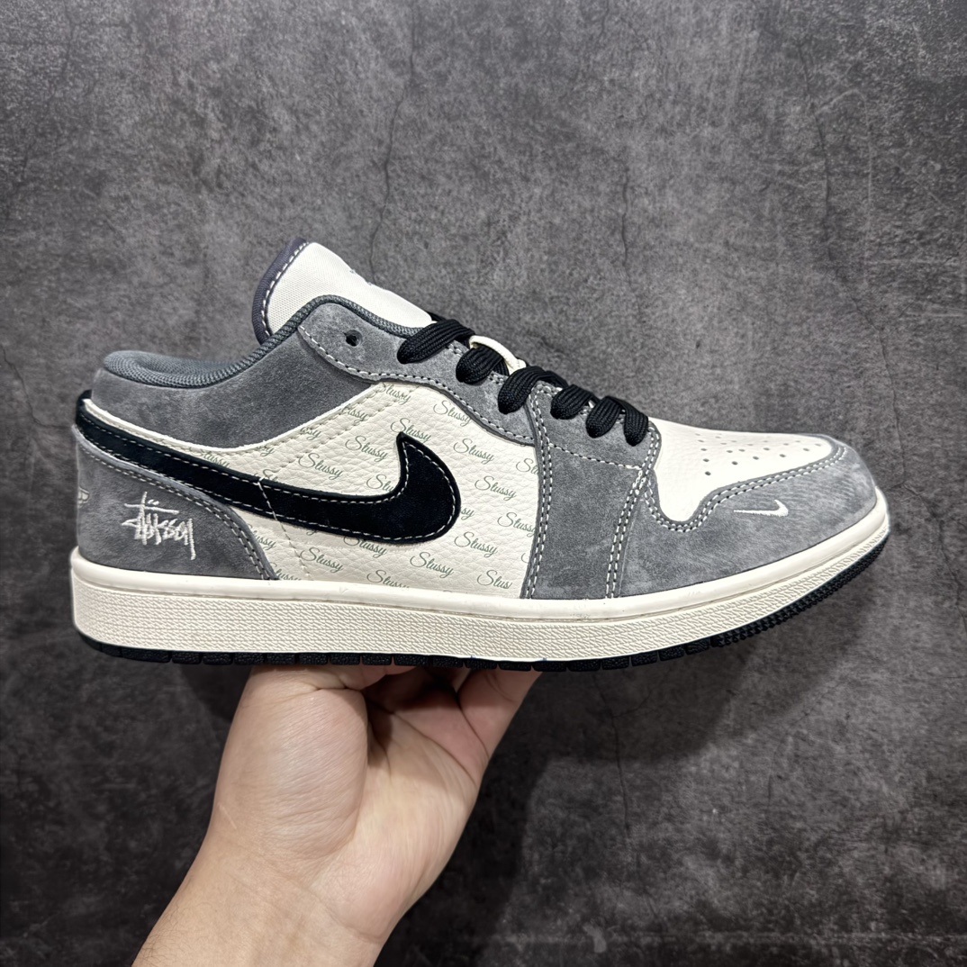 【定制版】Air Jordan 1 Retro Low x Stussy 白黑灰小钩n官方同步新色 原装级产物n拒绝公底 立体鞋型 细节完美 高清洁度购置公司同步原材料 原汁原味 忠于原版 货号：SJ9950 029n码数：36 36.5 37.5 38 38.5 39 40 40.5 41 42 42.5 43 44 44.5 45 编码：HXS320340-莆田鞋批发中心