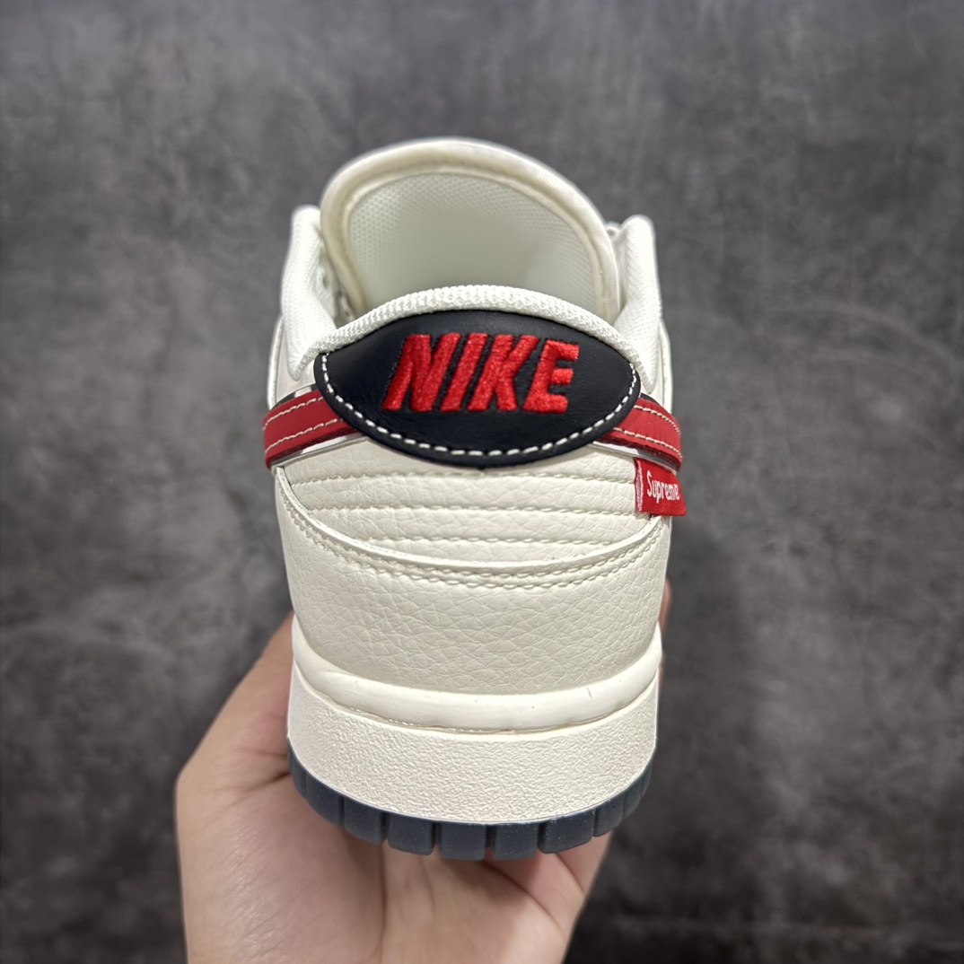 图片[4]-【定制版】Nike SB Dunk Low x Supreme 米棕红三小钩满天星n纯原大厂出品 极力推荐n原装头层材料 独家版型蒸餾加工n帶來的是更好的视觉和脚感体验n大厂纯原品质出货 清洁度 电绣工艺皮料切割干净无任何毛边 细节完美 官方货号：XY1688 018 尺码：36 36.5 37.5 38 38.5 39 40 40.5 41 42 42.5 43 44 44.5 45  编码：HXS320340-莆田鞋批发中心