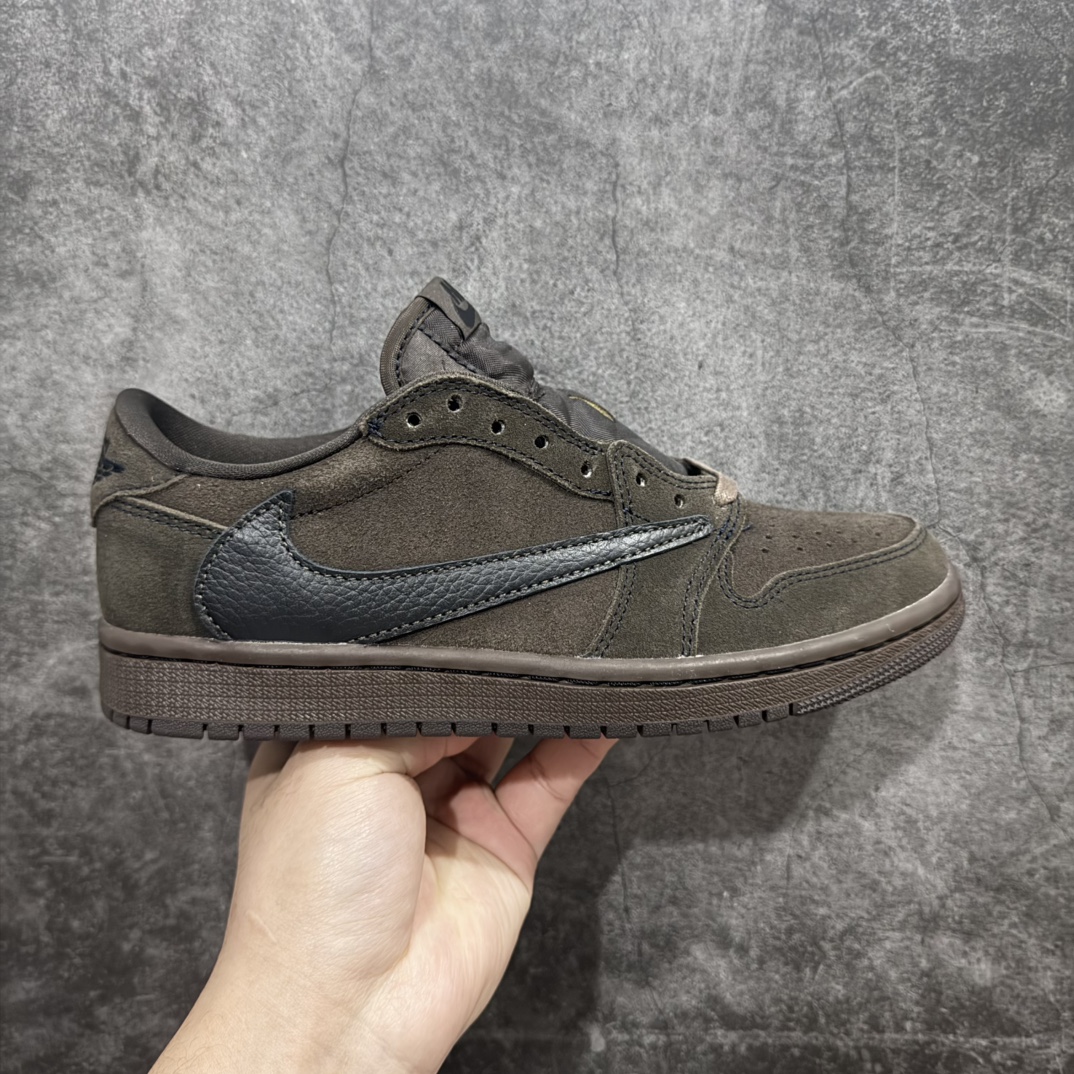 【S2纯原版】Travis Scott x Air Jordan AJ1 Low OG SP TS联名 黑棕倒钩低帮 DM7866-202n知名大厂出品 纯原第一梯队版本产品品控稳定性领先行业 各方面均可对飙市面通货版nSZ原厂全套原楦原纸板冲刀磨具开发 原厂皮料加持原厂港宝加持定型后跟R度完美 同源原厂电绣 鬼脸飞翼针数密度立体效果一致 百分百一致原鞋 原厂拉帮工艺 针距密度一致 后跟弧度收口自然不对折 极致一眼正品既视感 进口玻璃冲刀皮料裁剪零毛边 全鞋电脑针车工艺 品控清洁度最高QC检验标准 免检产品 原厂订购鞋盒、鞋标、防尘纸、鞋撑、鞋带 追求极致的原厂味道SIZE：36-47.5 编码：DF380320-莆田鞋批发中心