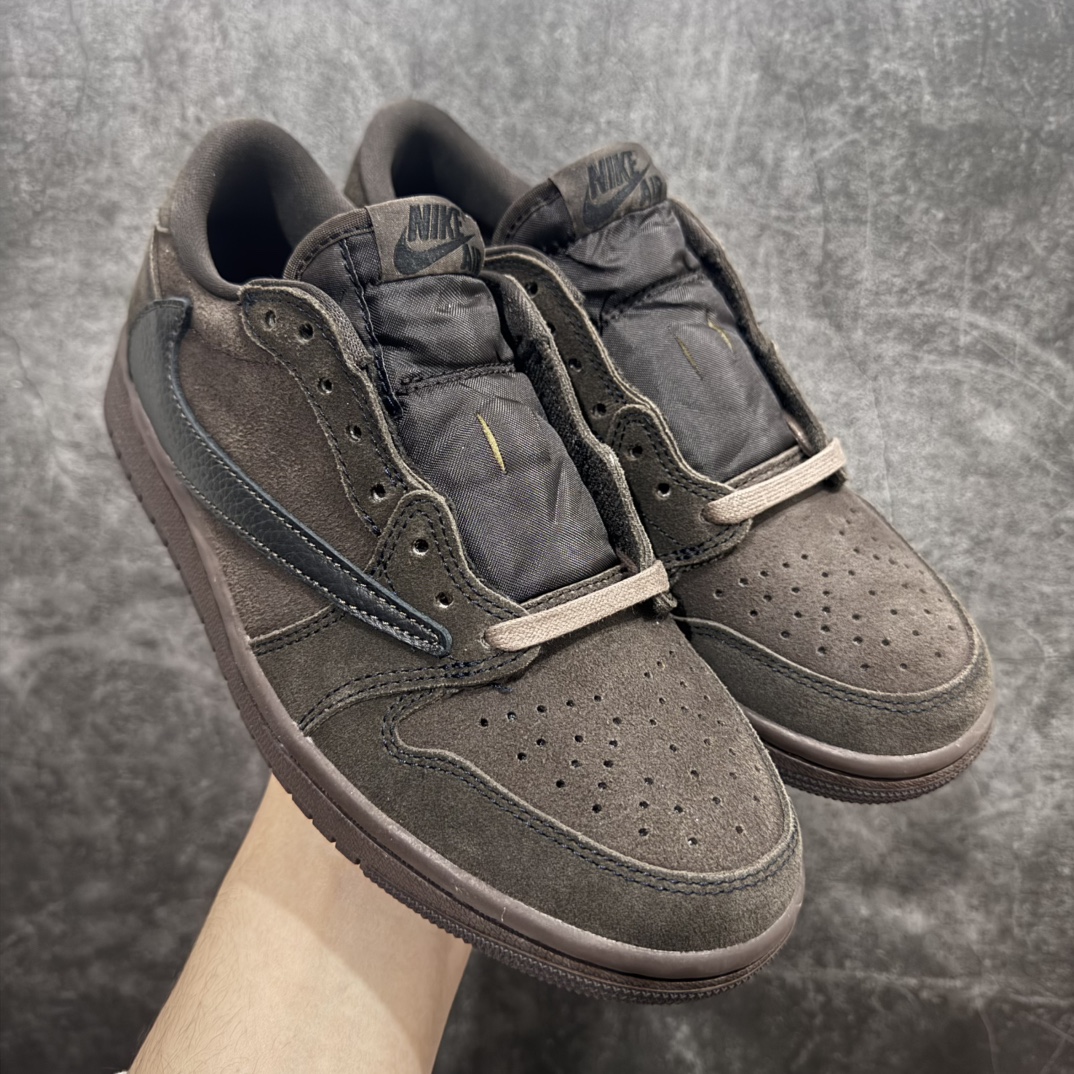 【S2纯原版】Travis Scott x Air Jordan AJ1 Low OG SP TS联名 黑棕倒钩低帮 DM7866-202n知名大厂出品 纯原第一梯队版本产品品控稳定性领先行业 各方面均可对飙市面通货版nSZ原厂全套原楦原纸板冲刀磨具开发 原厂皮料加持原厂港宝加持定型后跟R度完美 同源原厂电绣 鬼脸飞翼针数密度立体效果一致 百分百一致原鞋 原厂拉帮工艺 针距密度一致 后跟弧度收口自然不对折 极致一眼正品既视感 进口玻璃冲刀皮料裁剪零毛边 全鞋电脑针车工艺 品控清洁度最高QC检验标准 免检产品 原厂订购鞋盒、鞋标、防尘纸、鞋撑、鞋带 追求极致的原厂味道SIZE：36-47.5 编码：DF380320-莆田鞋批发中心