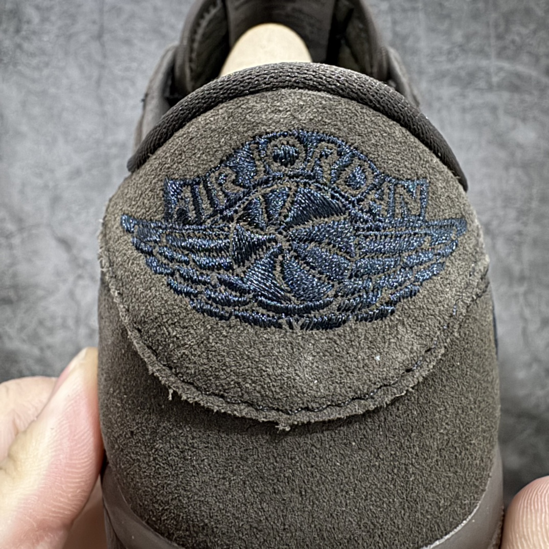 图片[4]-【S2纯原版】Travis Scott x Air Jordan AJ1 Low OG SP TS联名 黑棕倒钩低帮 DM7866-202n知名大厂出品 纯原第一梯队版本产品品控稳定性领先行业 各方面均可对飙市面通货版nSZ原厂全套原楦原纸板冲刀磨具开发 原厂皮料加持原厂港宝加持定型后跟R度完美 同源原厂电绣 鬼脸飞翼针数密度立体效果一致 百分百一致原鞋 原厂拉帮工艺 针距密度一致 后跟弧度收口自然不对折 极致一眼正品既视感 进口玻璃冲刀皮料裁剪零毛边 全鞋电脑针车工艺 品控清洁度最高QC检验标准 免检产品 原厂订购鞋盒、鞋标、防尘纸、鞋撑、鞋带 追求极致的原厂味道SIZE：36-47.5 编码：DF380320-莆田鞋批发中心