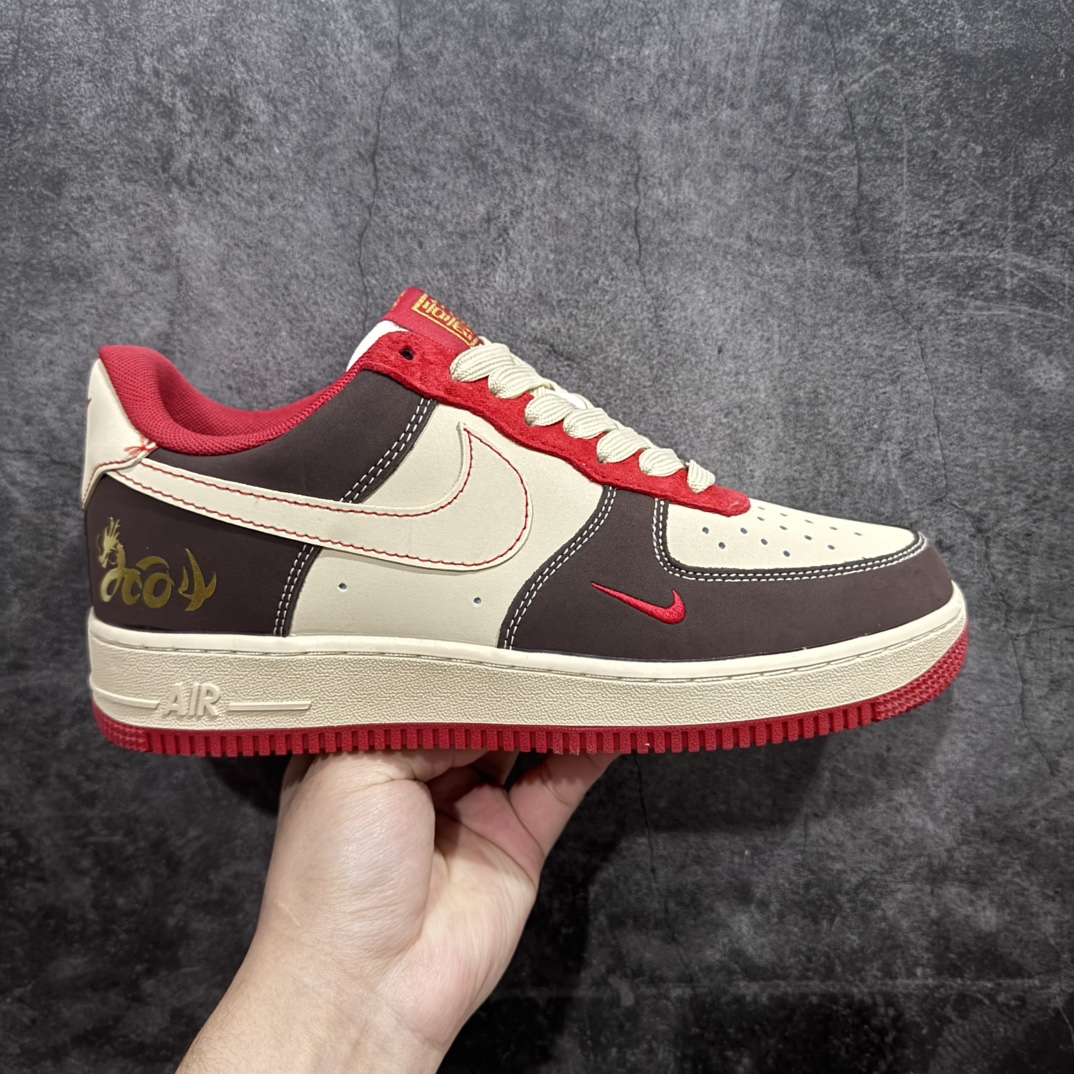 【定制版福利】海外限量发售Nike Air Force 1 \’07 Low “中国年限定–飞龙在天”空军一号 低帮 运动鞋 休闲鞋 折边针车 工艺难度大 原楦头原纸板 原装鞋盒 定制五金配件 内置全掌气垫 原厂鞋底  龙腾于祥云寓意高贵 尊容 幸运与成功 更寓意着吉祥如意 顺心如意 （附图赠送龙年吉祥物挂件一枚） 货号:LN6239-841 Size：36 36.5 37.5 38 38.5 39 40 40.5 41 42 42.5 43 44 44.5 45 编码：YB170190-莆田鞋批发中心