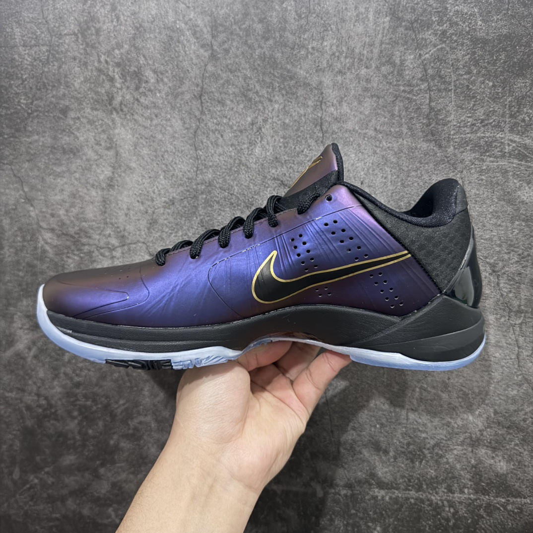 图片[2]-【S2纯原版本】NK ZOOM KOBE 5 Protro \”Year of the Mamba\”nS2纯原生产线 科比五代黑紫金n#Zoom Turbo气垫➕后掌EVA缓震 实战配置直接拉满n#原楦纸板开发 鞋身流线型、后跟塑形，区分土肥圆n#原档数据3D打印 鞋面细节匹配原版n#全身鞋材卡料色独家定制 唯一正确喷漆SWOOSH#NK专利Flyknit飞线科技，给予鞋身足够抗扭矩力n#真实底模最大47.5  实战利器 专供海外市场 Size：40 40.5 41 42 42.5 43 44 44.5 45 46 47.5（脚宽、脚胖 建议买大半码） 编码：O490510-莆田鞋批发中心