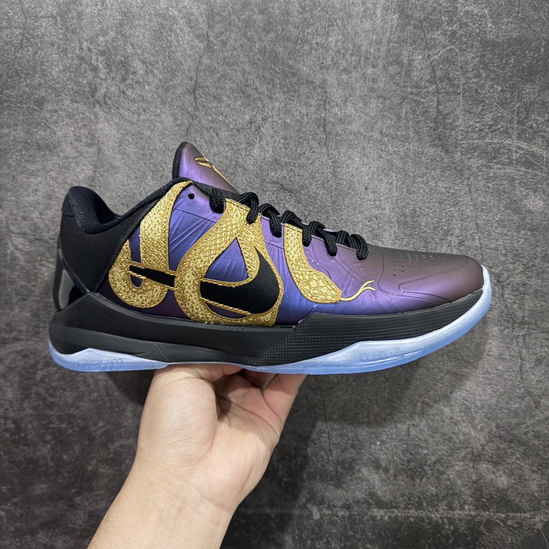 【S2纯原版本】NK ZOOM KOBE 5 Protro \”Year of the Mamba\”nS2纯原生产线 科比五代黑紫金n#Zoom Turbo气垫➕后掌EVA缓震 实战配置直接拉满n#原楦纸板开发 鞋身流线型、后跟塑形，区分土肥圆n#原档数据3D打印 鞋面细节匹配原版n#全身鞋材卡料色独家定制 唯一正确喷漆SWOOSH#NK专利Flyknit飞线科技，给予鞋身足够抗扭矩力n#真实底模最大47.5  实战利器 专供海外市场 Size：40 40.5 41 42 42.5 43 44 44.5 45 46 47.5（脚宽、脚胖 建议买大半码） 编码：O490510-莆田鞋批发中心