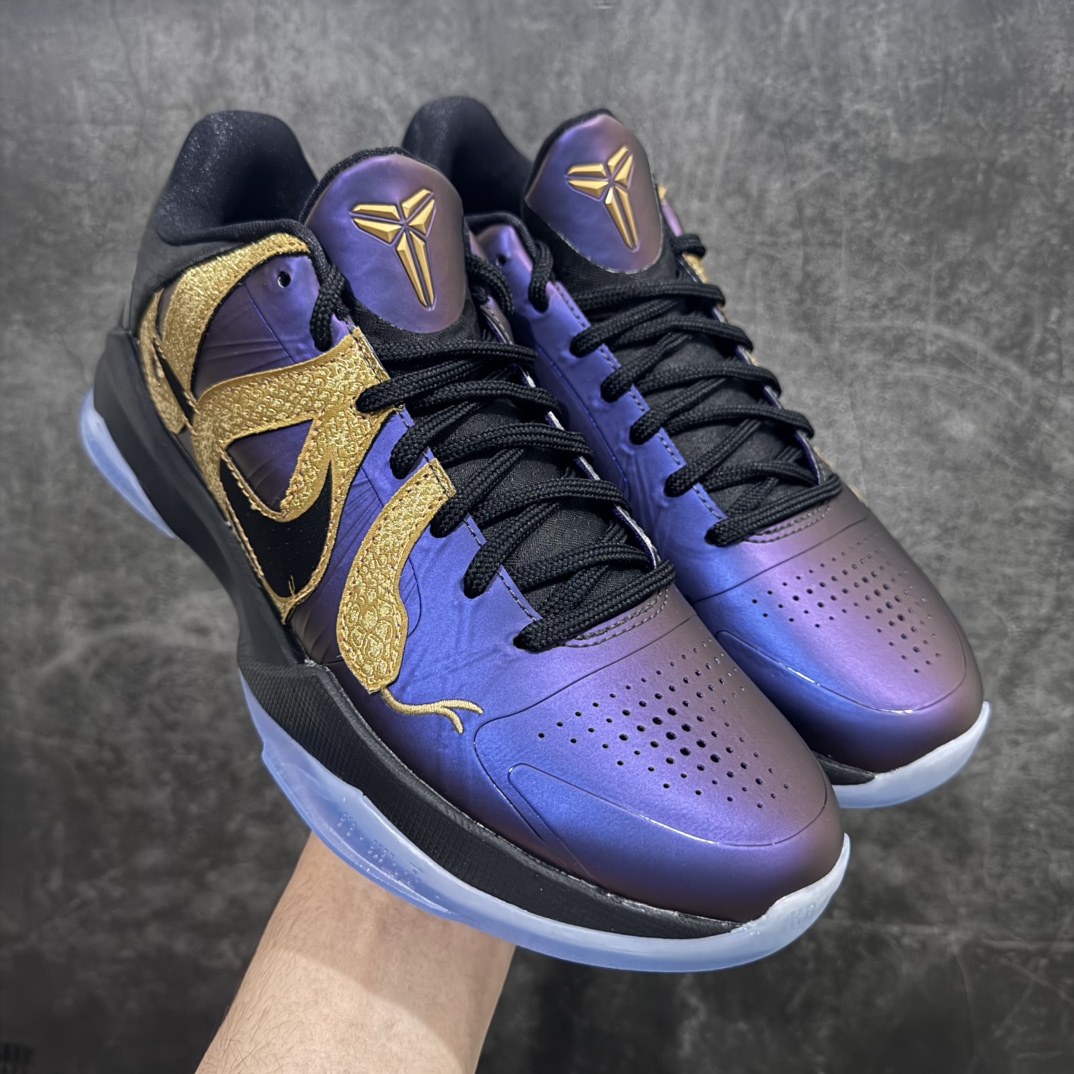 【S2纯原版本】NK ZOOM KOBE 5 Protro \”Year of the Mamba\”nS2纯原生产线 科比五代黑紫金n#Zoom Turbo气垫➕后掌EVA缓震 实战配置直接拉满n#原楦纸板开发 鞋身流线型、后跟塑形，区分土肥圆n#原档数据3D打印 鞋面细节匹配原版n#全身鞋材卡料色独家定制 唯一正确喷漆SWOOSH#NK专利Flyknit飞线科技，给予鞋身足够抗扭矩力n#真实底模最大47.5  实战利器 专供海外市场 Size：40 40.5 41 42 42.5 43 44 44.5 45 46 47.5（脚宽、脚胖 建议买大半码） 编码：O490510-莆田鞋批发中心