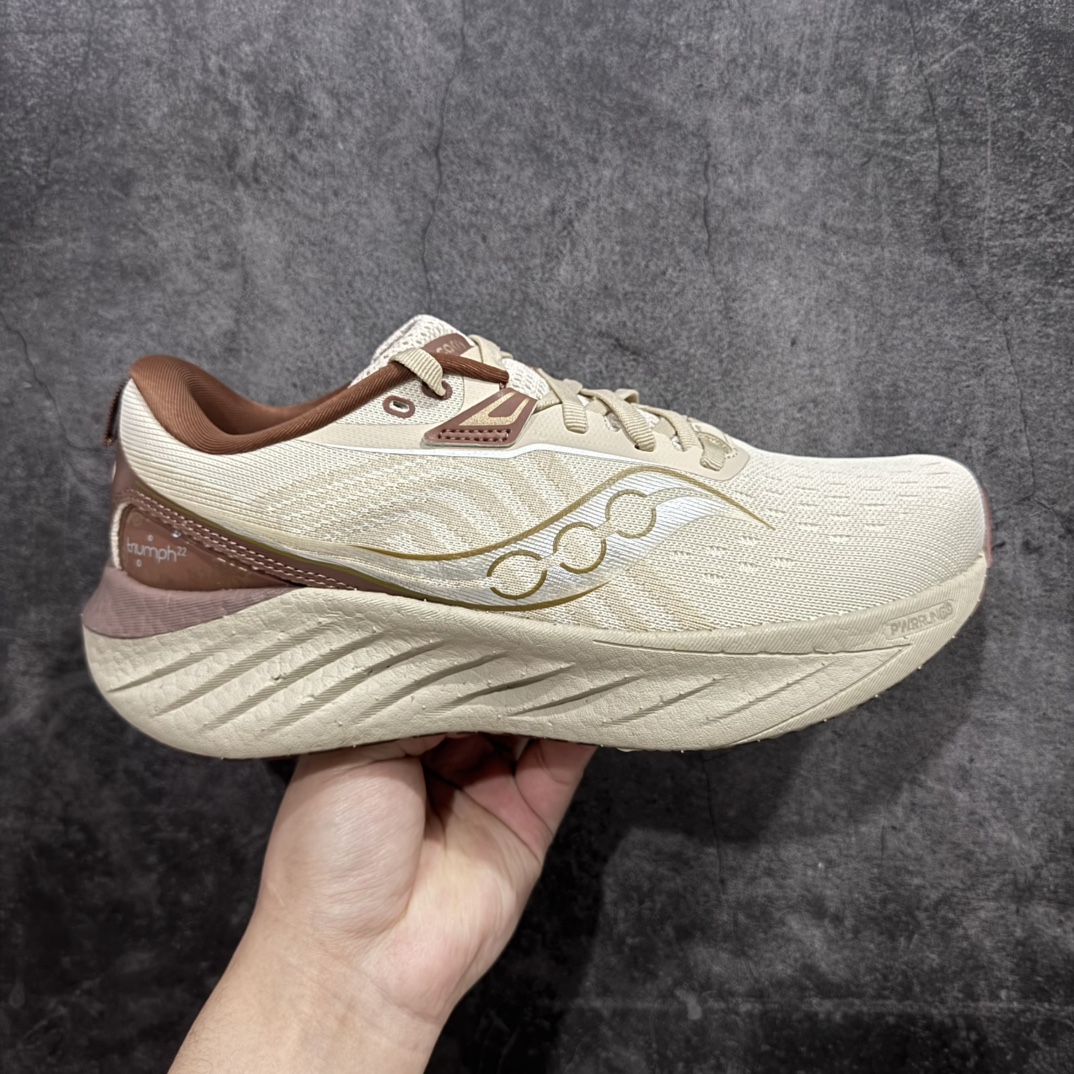 【SG纯原版】Saucony Triumph 22 索康尼胜利22代旗舰级缓震型跑鞋n性能相比前几代再升级：鞋面采用全新升级的工学网设计 贴合脚部更透气 中底部分使用最新的PWRRUN+材质 搭配PWRRUN+鞋垫使中底的大幅加厚 10mm坡差进一步提供缓震、回弹性能 内底则采用了FORMFIT动态适应系统 动态契合脚型 提升包裹性和舒适性 提供更卓越的动态回馈体验 XT-900橡胶大底 可提供良好的抓地力和较强抗磨性能SIZE：36 36.5 37.5 38 38.5 39 40 40.5 41 42 42.5 43 44 44.5 45 编码：T300320-莆田鞋批发中心