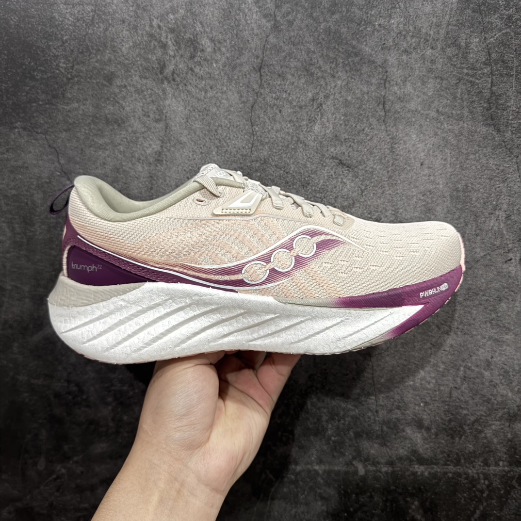 【SG纯原版】Saucony Triumph 22 索康尼胜利22代旗舰级缓震型跑鞋n性能相比前几代再升级：鞋面采用全新升级的工学网设计 贴合脚部更透气 中底部分使用最新的PWRRUN+材质 搭配PWRRUN+鞋垫使中底的大幅加厚 10mm坡差进一步提供缓震、回弹性能 内底则采用了FORMFIT动态适应系统 动态契合脚型 提升包裹性和舒适性 提供更卓越的动态回馈体验 XT-900橡胶大底 可提供良好的抓地力和较强抗磨性能SIZE：36 36.5 37.5 38 38.5 39 40 40.5 41 42 42.5 43 44 44.5 45 编码：T300320-莆田鞋批发中心