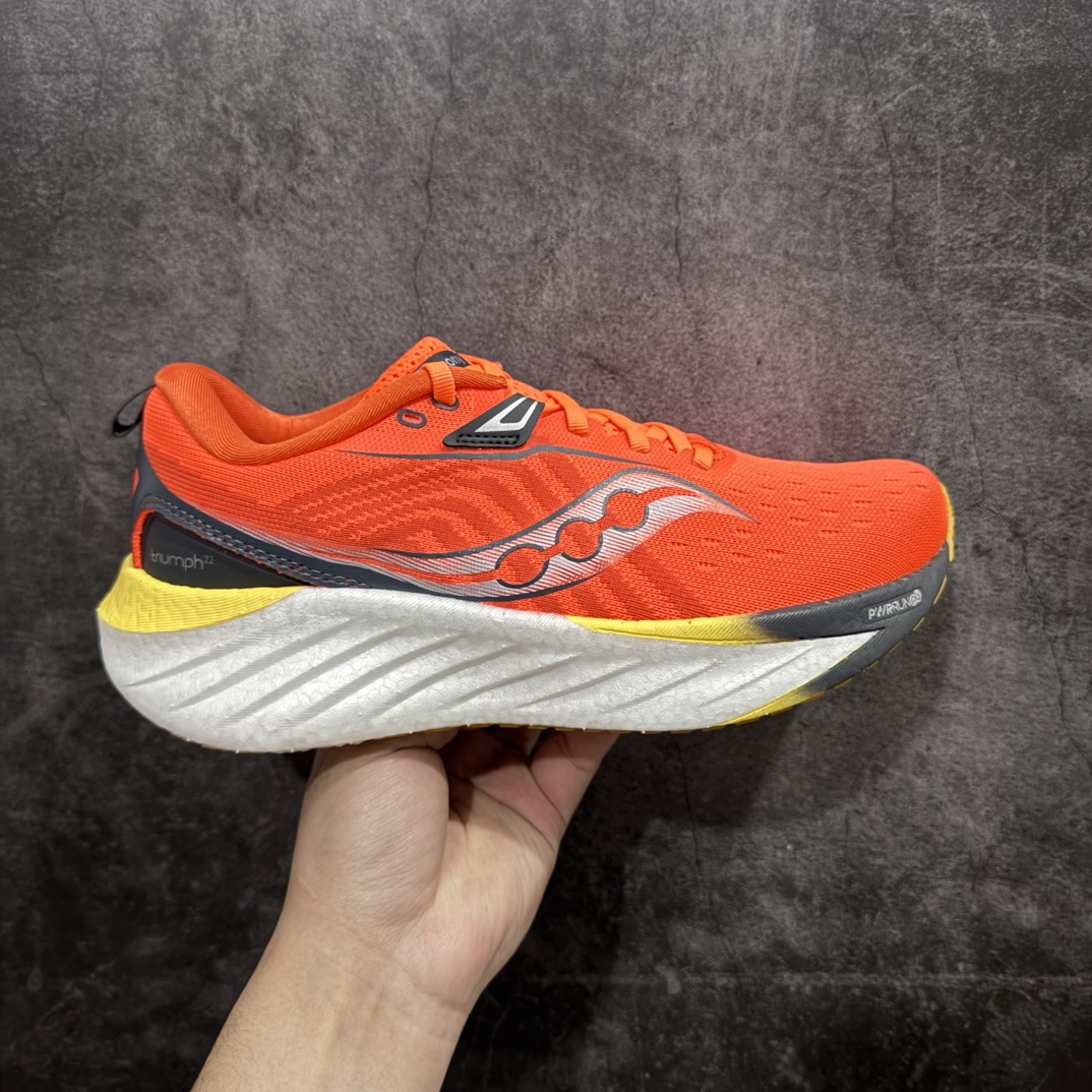 【SG纯原版】Saucony Triumph 22 索康尼胜利22代旗舰级缓震型跑鞋n性能相比前几代再升级：鞋面采用全新升级的工学网设计 贴合脚部更透气 中底部分使用最新的PWRRUN+材质 搭配PWRRUN+鞋垫使中底的大幅加厚 10mm坡差进一步提供缓震、回弹性能 内底则采用了FORMFIT动态适应系统 动态契合脚型 提升包裹性和舒适性 提供更卓越的动态回馈体验 XT-900橡胶大底 可提供良好的抓地力和较强抗磨性能SIZE：36 36.5 37.5 38 38.5 39 40 40.5 41 42 42.5 43 44 44.5 45 编码：T300320-莆田鞋批发中心