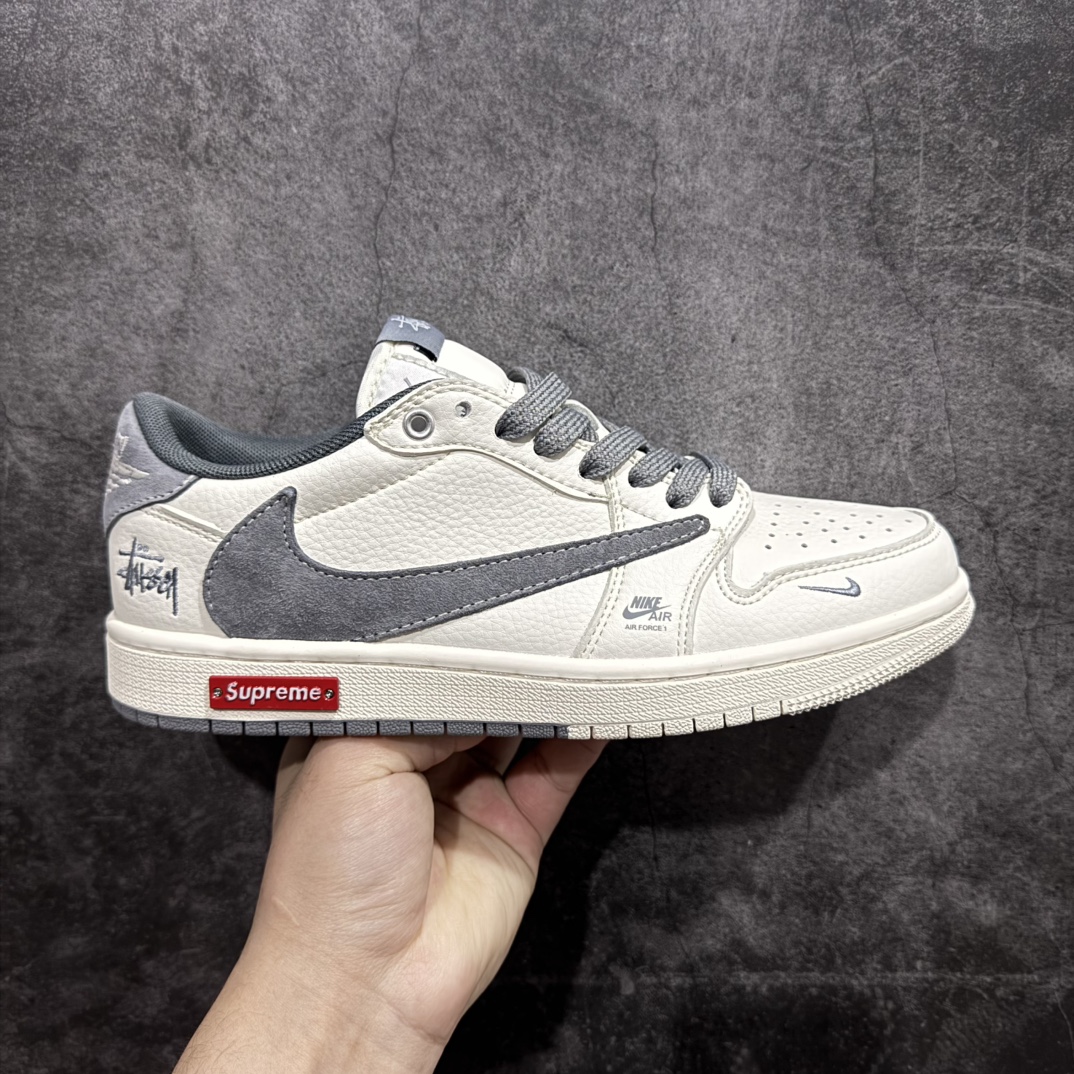 【定制版】Travis Scott x Fragment Design x Air Jordan 1 Low OG SP AJ1 乔1 斯图西联名-米灰双拼红标 低帮文化休闲板鞋 SJ2068-125rn#多方联名合作融合了Travis Scott 独特的音乐风格，藤原浩个性的设计风格以及Jordan品牌的经典元素 使其成为一双具有独特身份和价值的鞋子 清新而立体的外观加上联名标识更突出了其独特身份 这种配色方案显示出活力和时尚感 在视觉上引人注目  鞋身的质感和细腻的细节处理使其显得高端而格调十足  这款“倒钩”联名是设计与创意完美结合  融合多方的个性风格是一款备受瞩目的潮流鞋款r 尺码：36 36.5 37.5 38 38.5 39 40 40.5 41 42 42.5 43 44 44.5 45  编码：HXS320340-莆田鞋批发中心