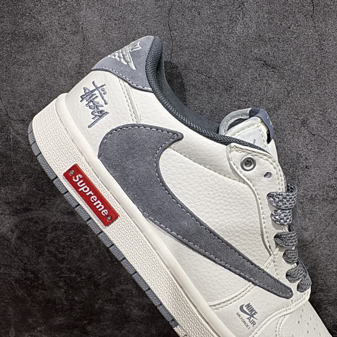 图片[7]-【定制版】Travis Scott x Fragment Design x Air Jordan 1 Low OG SP AJ1 乔1 斯图西联名-米灰双拼红标 低帮文化休闲板鞋 SJ2068-125rn#多方联名合作融合了Travis Scott 独特的音乐风格，藤原浩个性的设计风格以及Jordan品牌的经典元素 使其成为一双具有独特身份和价值的鞋子 清新而立体的外观加上联名标识更突出了其独特身份 这种配色方案显示出活力和时尚感 在视觉上引人注目  鞋身的质感和细腻的细节处理使其显得高端而格调十足  这款“倒钩”联名是设计与创意完美结合  融合多方的个性风格是一款备受瞩目的潮流鞋款r 尺码：36 36.5 37.5 38 38.5 39 40 40.5 41 42 42.5 43 44 44.5 45  编码：HXS320340-莆田鞋批发中心