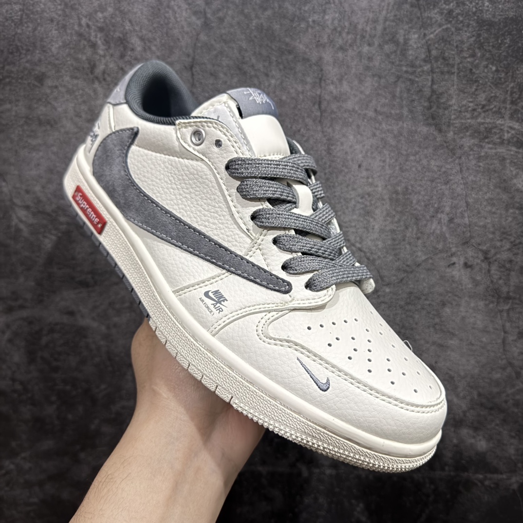 图片[3]-【定制版】Travis Scott x Fragment Design x Air Jordan 1 Low OG SP AJ1 乔1 斯图西联名-米灰双拼红标 低帮文化休闲板鞋 SJ2068-125rn#多方联名合作融合了Travis Scott 独特的音乐风格，藤原浩个性的设计风格以及Jordan品牌的经典元素 使其成为一双具有独特身份和价值的鞋子 清新而立体的外观加上联名标识更突出了其独特身份 这种配色方案显示出活力和时尚感 在视觉上引人注目  鞋身的质感和细腻的细节处理使其显得高端而格调十足  这款“倒钩”联名是设计与创意完美结合  融合多方的个性风格是一款备受瞩目的潮流鞋款r 尺码：36 36.5 37.5 38 38.5 39 40 40.5 41 42 42.5 43 44 44.5 45  编码：HXS320340-莆田鞋批发中心