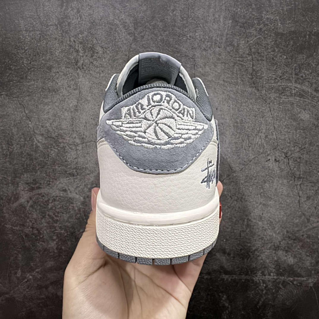 图片[4]-【定制版】Travis Scott x Fragment Design x Air Jordan 1 Low OG SP AJ1 乔1 斯图西联名-米灰双拼红标 低帮文化休闲板鞋 SJ2068-125rn#多方联名合作融合了Travis Scott 独特的音乐风格，藤原浩个性的设计风格以及Jordan品牌的经典元素 使其成为一双具有独特身份和价值的鞋子 清新而立体的外观加上联名标识更突出了其独特身份 这种配色方案显示出活力和时尚感 在视觉上引人注目  鞋身的质感和细腻的细节处理使其显得高端而格调十足  这款“倒钩”联名是设计与创意完美结合  融合多方的个性风格是一款备受瞩目的潮流鞋款r 尺码：36 36.5 37.5 38 38.5 39 40 40.5 41 42 42.5 43 44 44.5 45  编码：HXS320340-莆田鞋批发中心