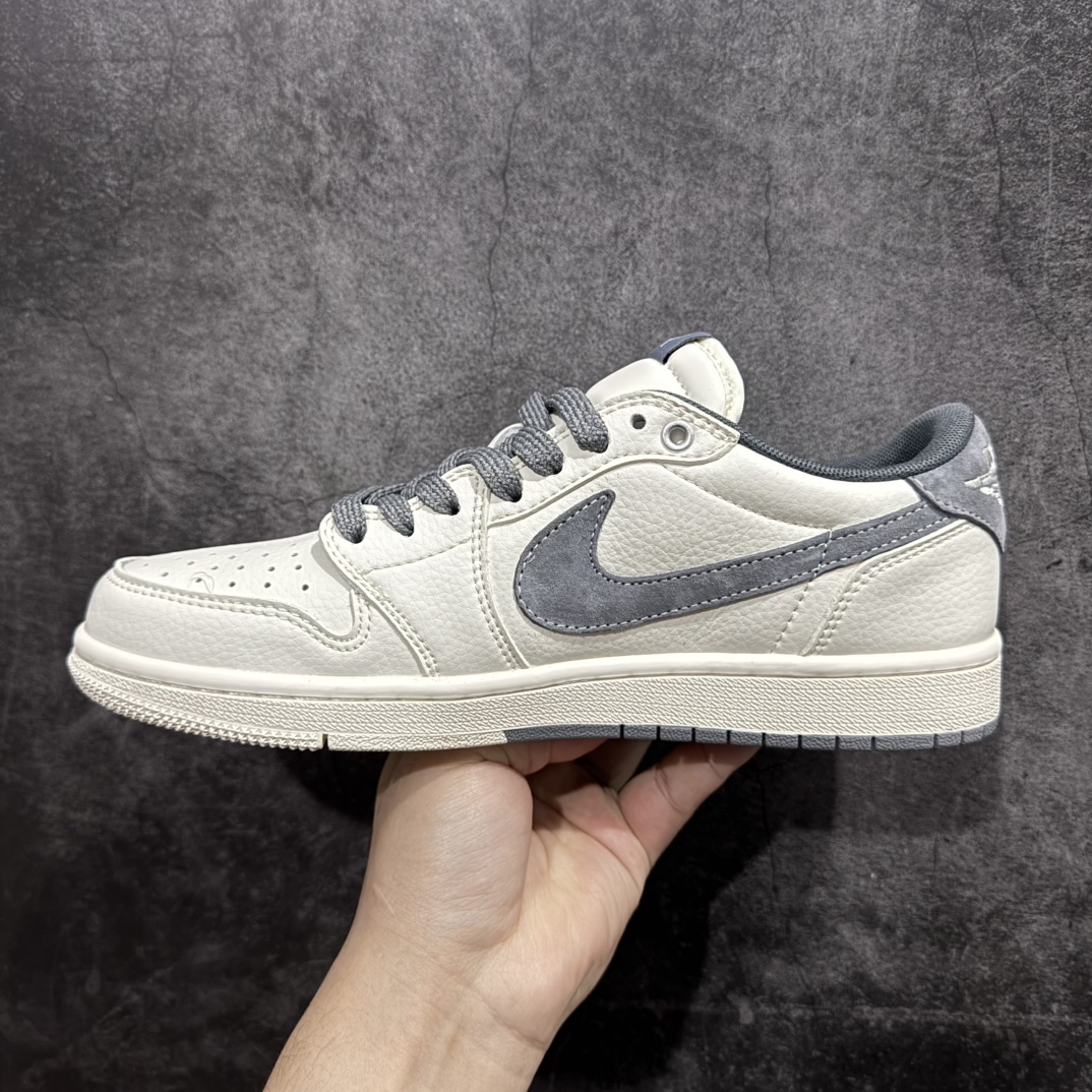 图片[2]-【定制版】Travis Scott x Fragment Design x Air Jordan 1 Low OG SP AJ1 乔1 斯图西联名-米灰双拼红标 低帮文化休闲板鞋 SJ2068-125rn#多方联名合作融合了Travis Scott 独特的音乐风格，藤原浩个性的设计风格以及Jordan品牌的经典元素 使其成为一双具有独特身份和价值的鞋子 清新而立体的外观加上联名标识更突出了其独特身份 这种配色方案显示出活力和时尚感 在视觉上引人注目  鞋身的质感和细腻的细节处理使其显得高端而格调十足  这款“倒钩”联名是设计与创意完美结合  融合多方的个性风格是一款备受瞩目的潮流鞋款r 尺码：36 36.5 37.5 38 38.5 39 40 40.5 41 42 42.5 43 44 44.5 45  编码：HXS320340-莆田鞋批发中心