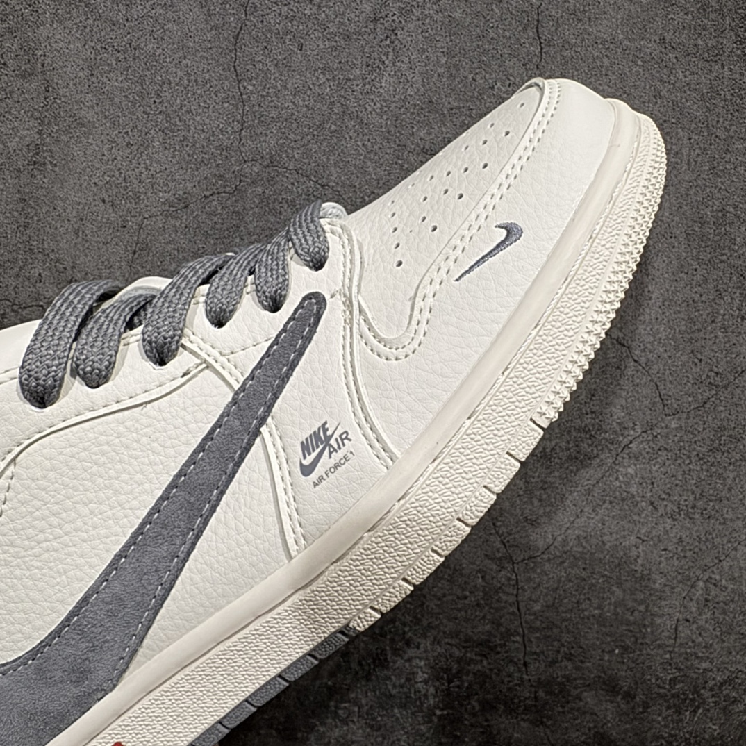 图片[6]-【定制版】Travis Scott x Fragment Design x Air Jordan 1 Low OG SP AJ1 乔1 斯图西联名-米灰双拼红标 低帮文化休闲板鞋 SJ2068-125rn#多方联名合作融合了Travis Scott 独特的音乐风格，藤原浩个性的设计风格以及Jordan品牌的经典元素 使其成为一双具有独特身份和价值的鞋子 清新而立体的外观加上联名标识更突出了其独特身份 这种配色方案显示出活力和时尚感 在视觉上引人注目  鞋身的质感和细腻的细节处理使其显得高端而格调十足  这款“倒钩”联名是设计与创意完美结合  融合多方的个性风格是一款备受瞩目的潮流鞋款r 尺码：36 36.5 37.5 38 38.5 39 40 40.5 41 42 42.5 43 44 44.5 45  编码：HXS320340-莆田鞋批发中心