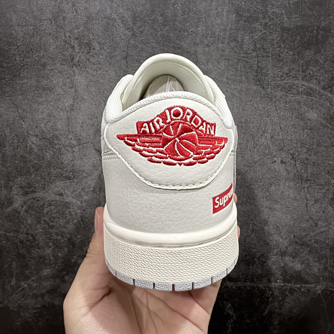 图片[4]-【定制版】Travis Scott x Fragment Design x Air Jordan 1 Low OG SP AJ1 乔1 Sup联名-织布标米灰 低帮文化休闲板鞋 XS3086-004rn#多方联名合作融合了Travis Scott 独特的音乐风格，藤原浩个性的设计风格以及Jordan品牌的经典元素 使其成为一双具有独特身份和价值的鞋子 清新而立体的外观加上联名标识更突出了其独特身份 这种配色方案显示出活力和时尚感 在视觉上引人注目  鞋身的质感和细腻的细节处理使其显得高端而格调十足  这款“倒钩”联名是设计与创意完美结合  融合多方的个性风格是一款备受瞩目的潮流鞋款r 尺码：36 36.5 37.5 38 38.5 39 40 40.5 41 42 42.5 43 44 44.5 45 编码：HXS320340-莆田鞋批发中心