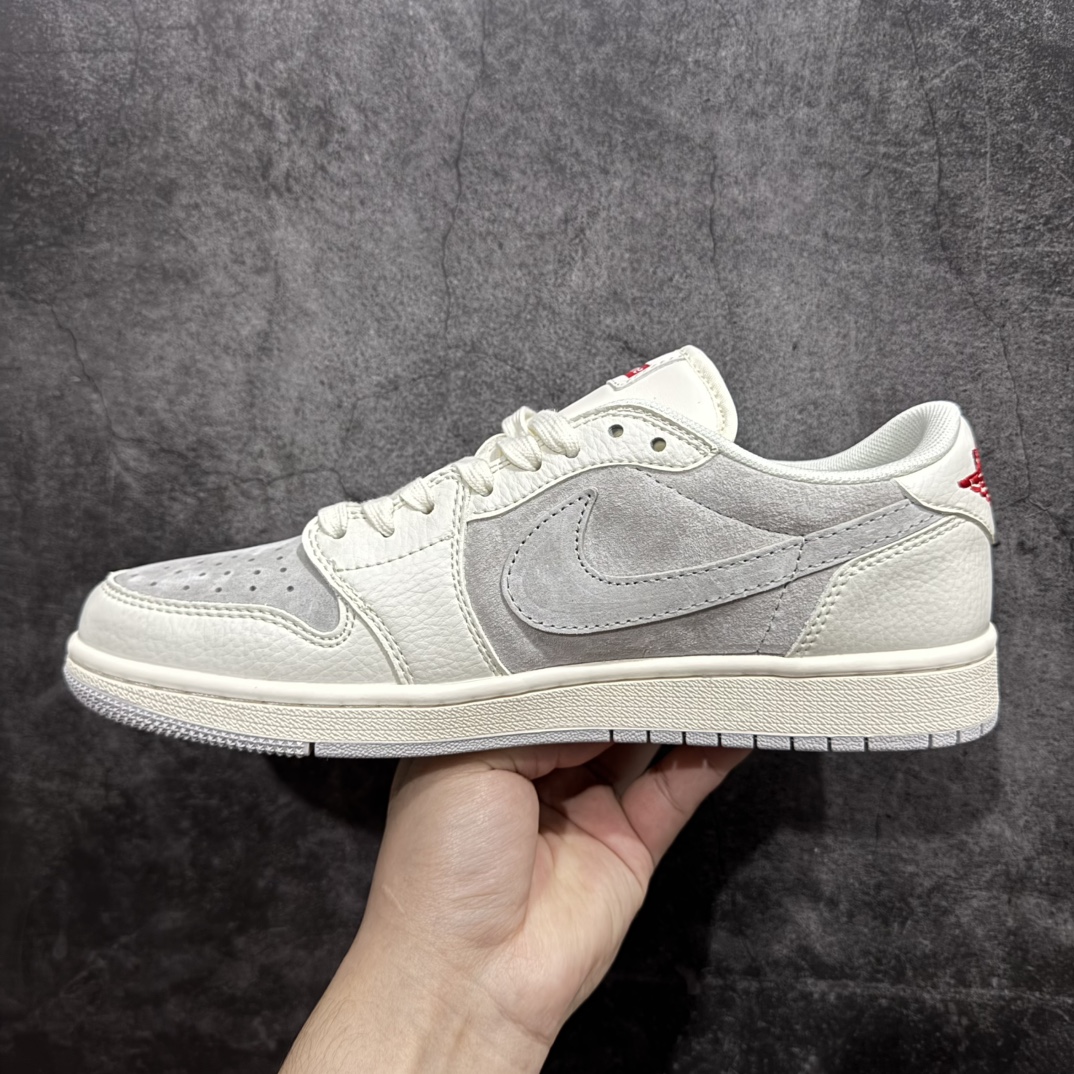 图片[2]-【定制版】Travis Scott x Fragment Design x Air Jordan 1 Low OG SP AJ1 乔1 Sup联名-织布标米灰 低帮文化休闲板鞋 XS3086-004rn#多方联名合作融合了Travis Scott 独特的音乐风格，藤原浩个性的设计风格以及Jordan品牌的经典元素 使其成为一双具有独特身份和价值的鞋子 清新而立体的外观加上联名标识更突出了其独特身份 这种配色方案显示出活力和时尚感 在视觉上引人注目  鞋身的质感和细腻的细节处理使其显得高端而格调十足  这款“倒钩”联名是设计与创意完美结合  融合多方的个性风格是一款备受瞩目的潮流鞋款r 尺码：36 36.5 37.5 38 38.5 39 40 40.5 41 42 42.5 43 44 44.5 45 编码：HXS320340-莆田鞋批发中心