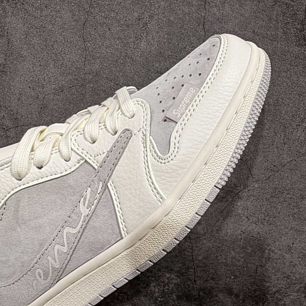 图片[6]-【定制版】Travis Scott x Fragment Design x Air Jordan 1 Low OG SP AJ1 乔1 Sup联名-织布标米灰 低帮文化休闲板鞋 XS3086-004rn#多方联名合作融合了Travis Scott 独特的音乐风格，藤原浩个性的设计风格以及Jordan品牌的经典元素 使其成为一双具有独特身份和价值的鞋子 清新而立体的外观加上联名标识更突出了其独特身份 这种配色方案显示出活力和时尚感 在视觉上引人注目  鞋身的质感和细腻的细节处理使其显得高端而格调十足  这款“倒钩”联名是设计与创意完美结合  融合多方的个性风格是一款备受瞩目的潮流鞋款r 尺码：36 36.5 37.5 38 38.5 39 40 40.5 41 42 42.5 43 44 44.5 45 编码：HXS320340-莆田鞋批发中心